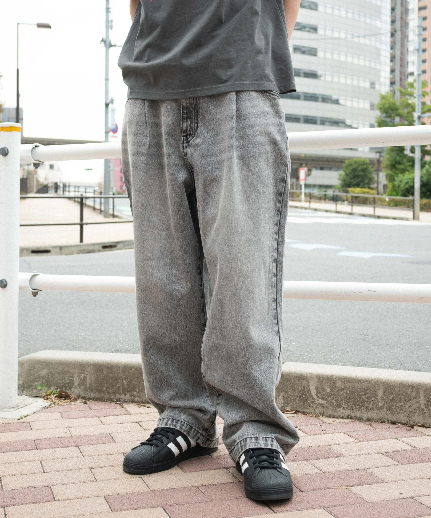 ルーズテーパードデニムパンツ - Image 42