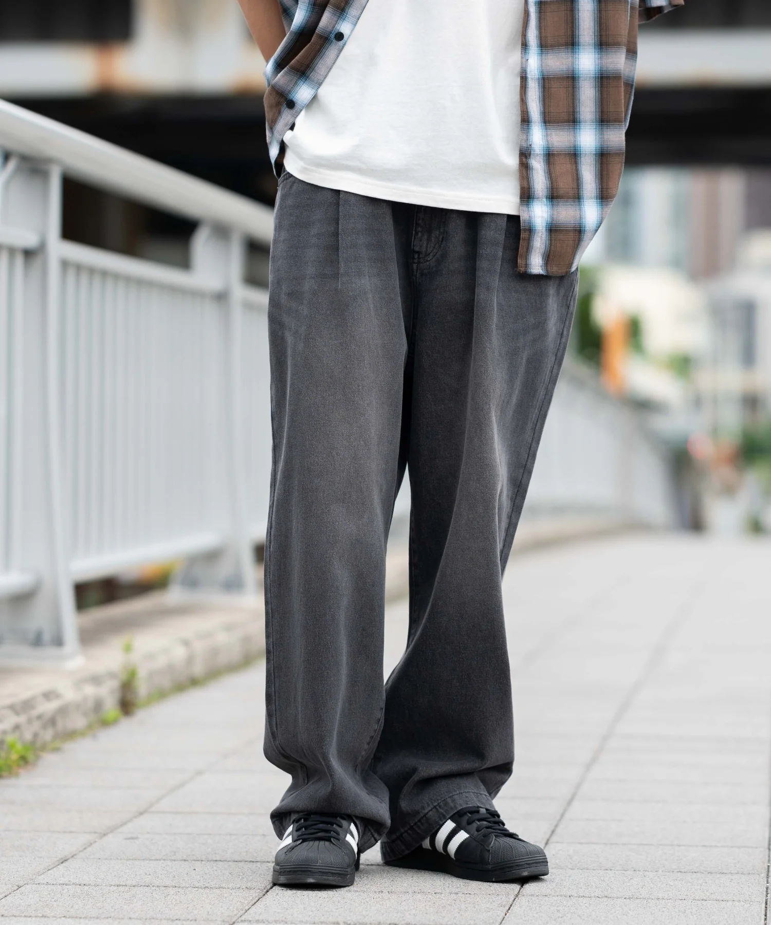 ルーズテーパードデニムパンツ - Image 45