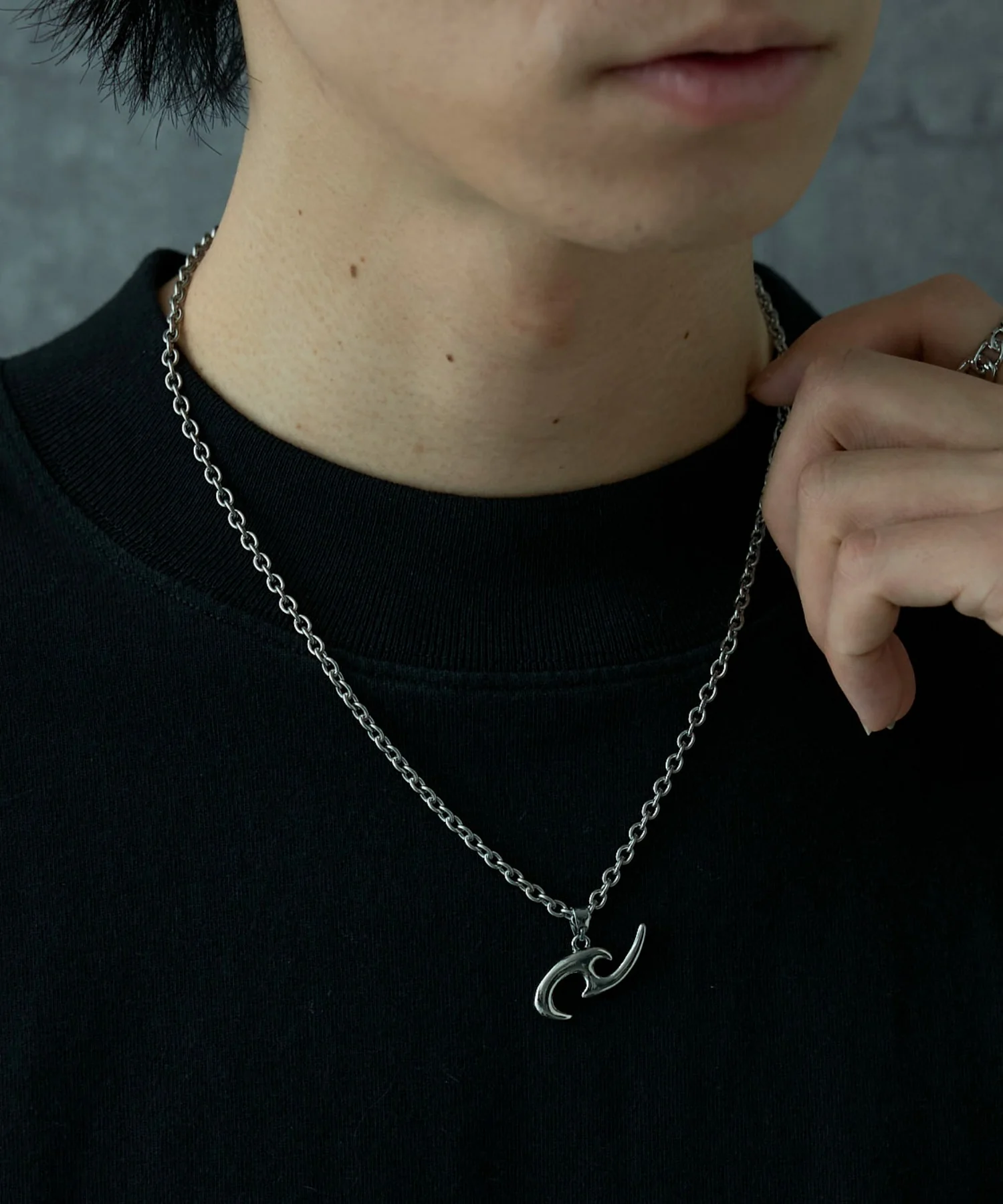 Mトライバルロゴネックレス - Image 4