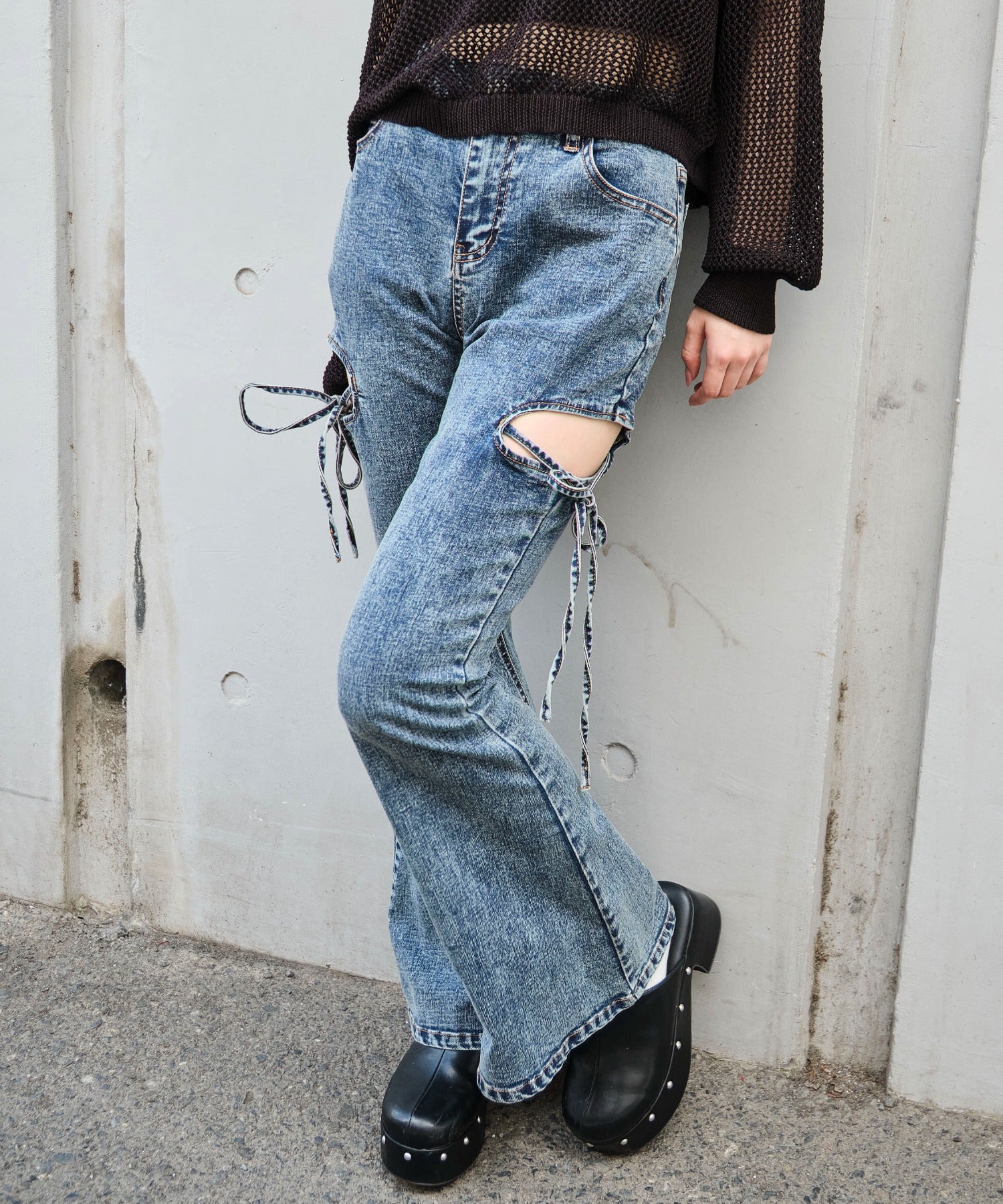 カットアウトリボンストレッチデニムフレアパンツ - Image 10