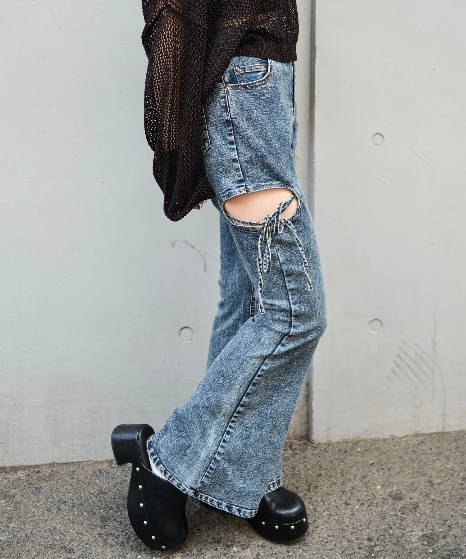 カットアウトリボンストレッチデニムフレアパンツ - Image 11