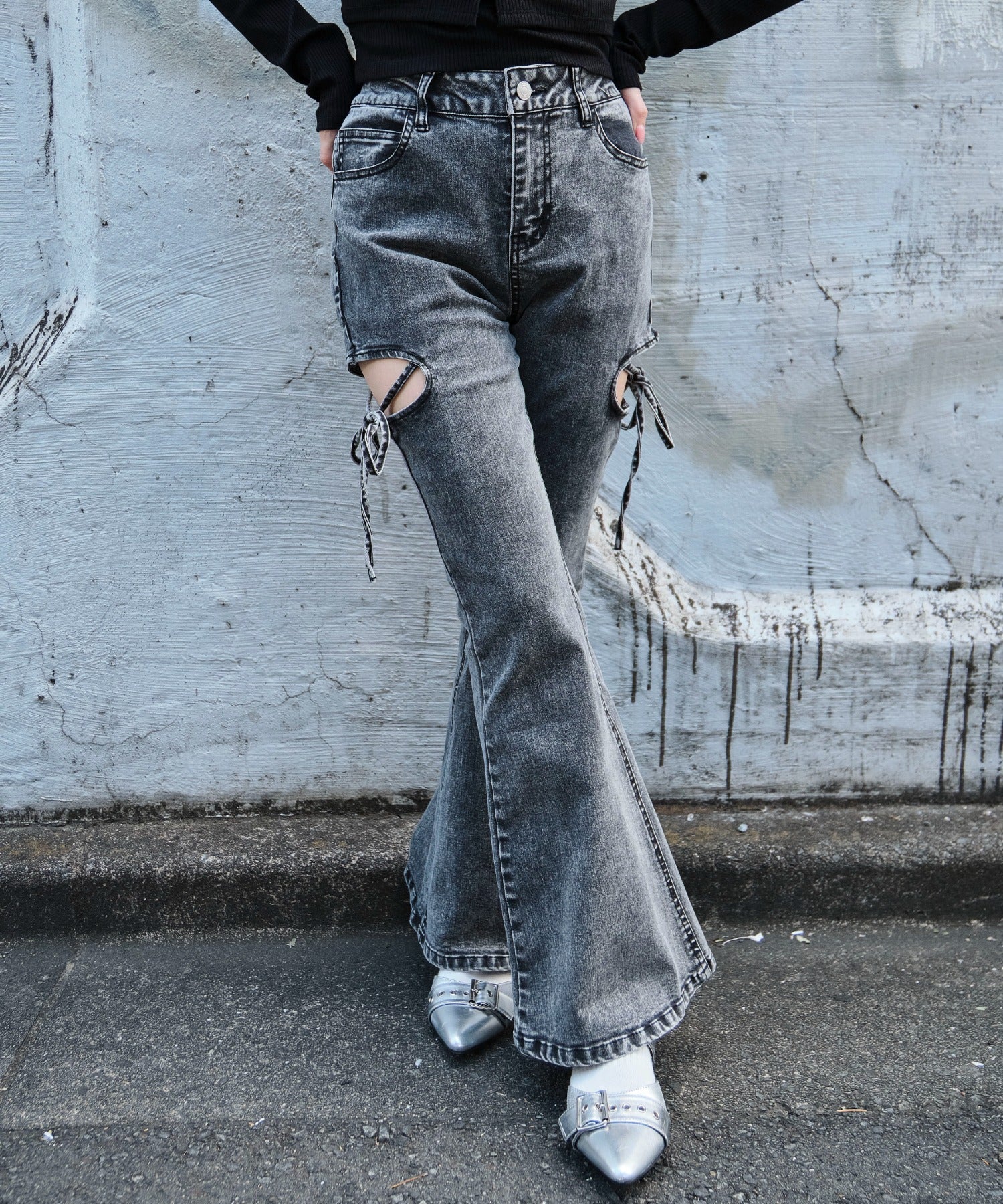 カットアウトリボンストレッチデニムフレアパンツ - Image 15