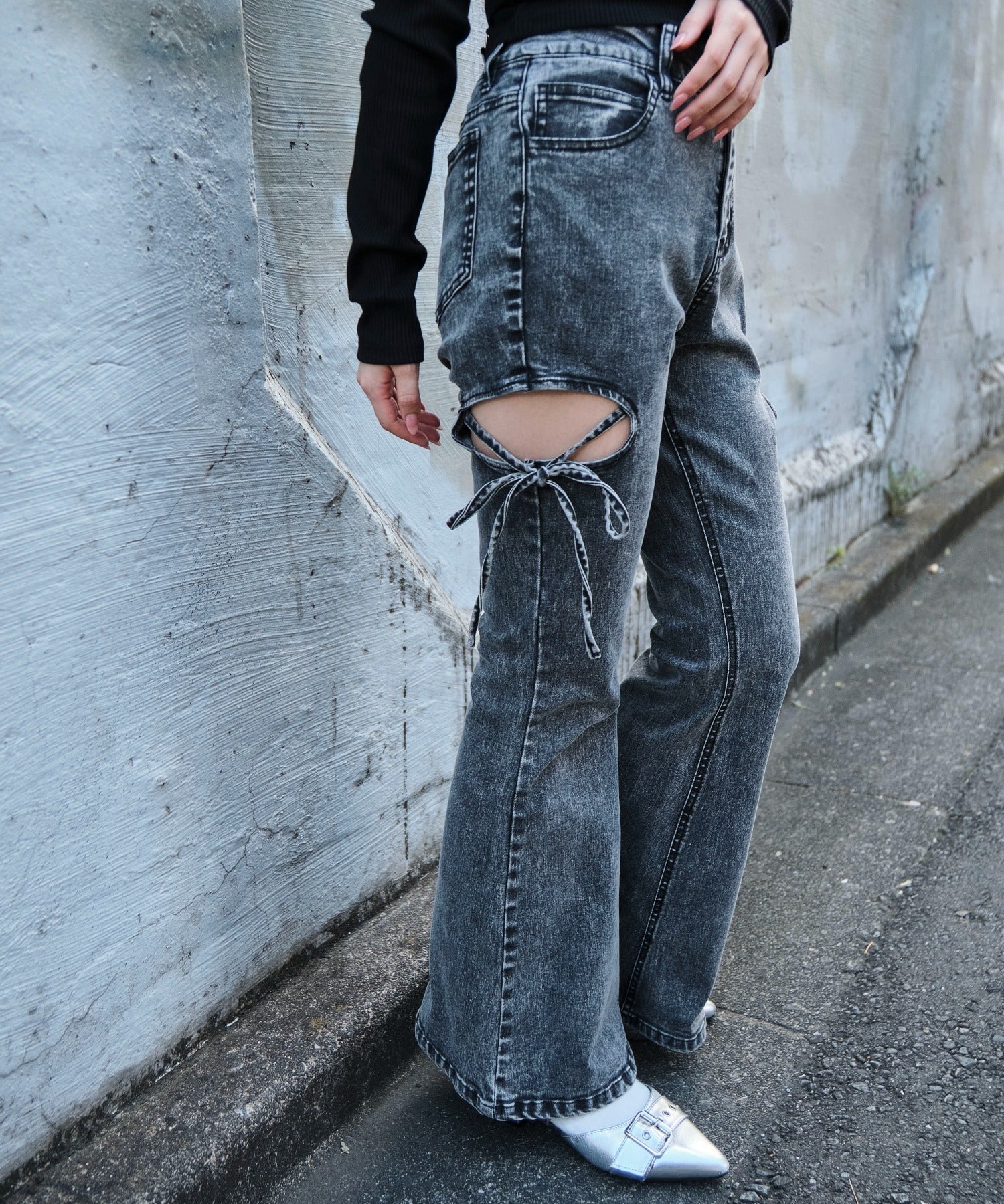 カットアウトリボンストレッチデニムフレアパンツ - Image 16