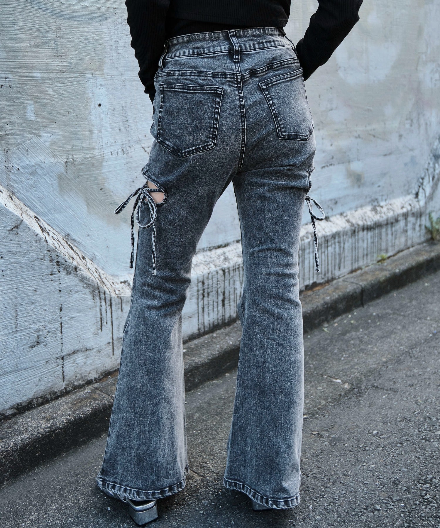 カットアウトリボンストレッチデニムフレアパンツ - Image 17