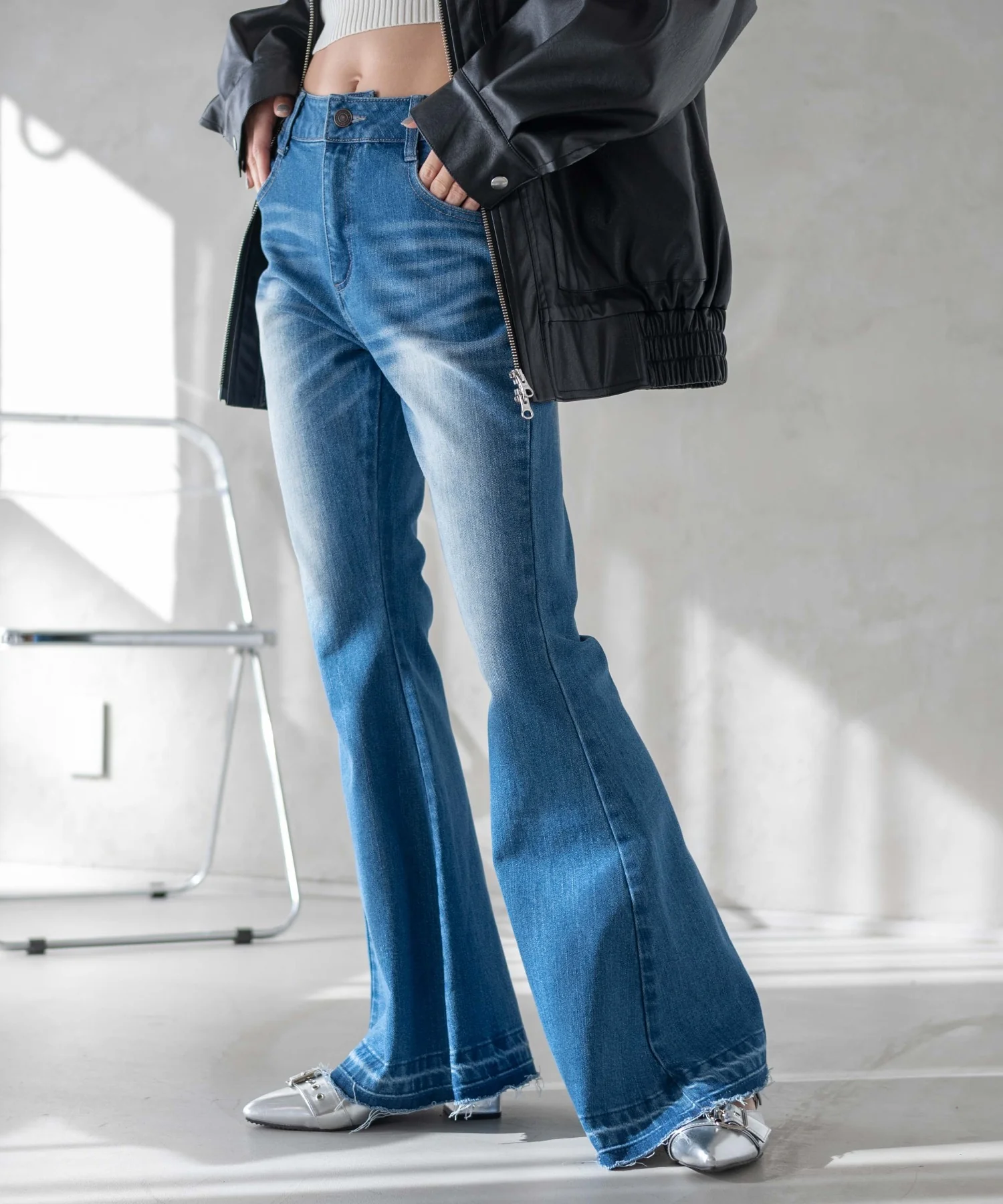 ローライズスーパーフレアデニムパンツ - Image 11