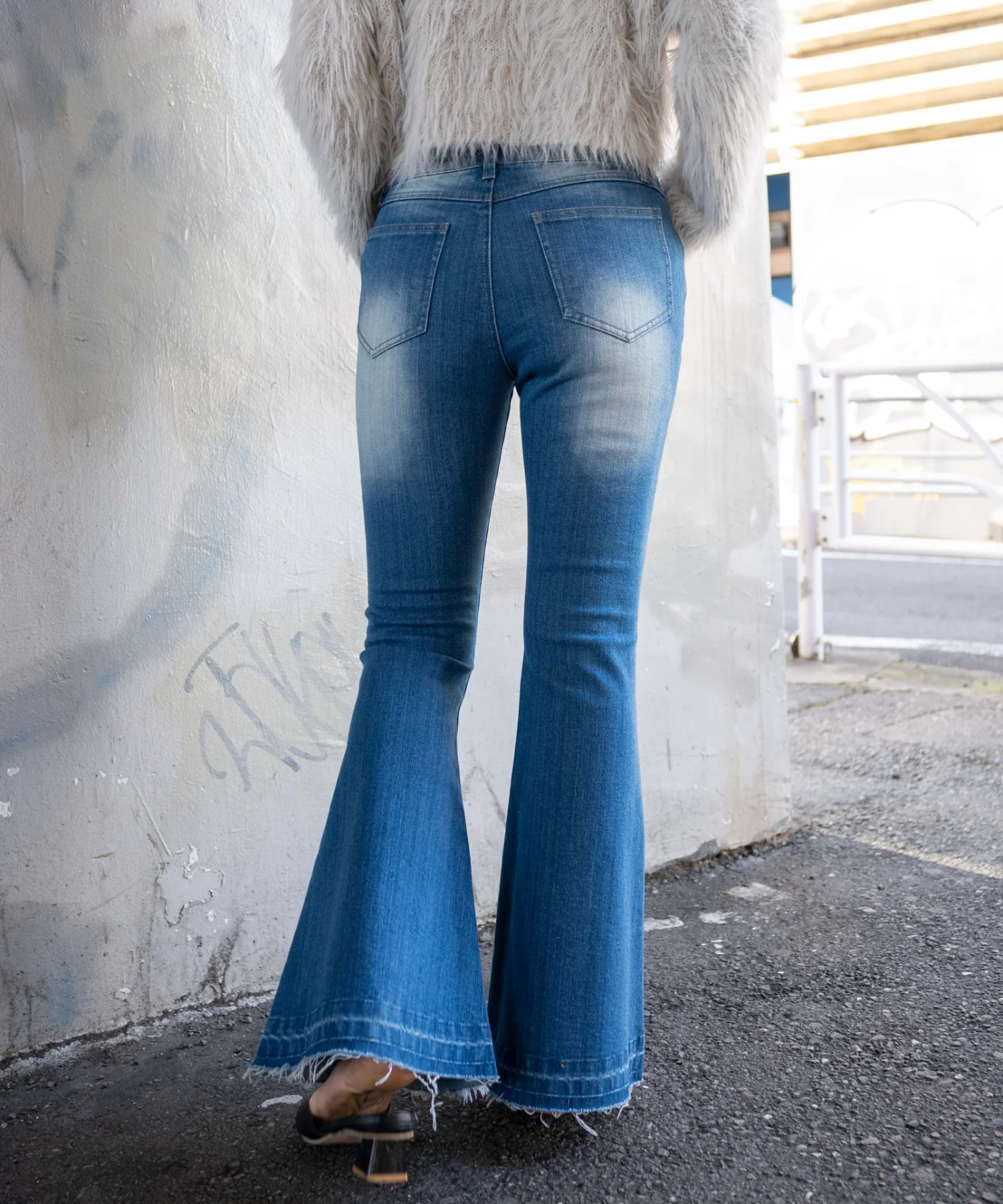 ローライズスーパーフレアデニムパンツ - Image 17