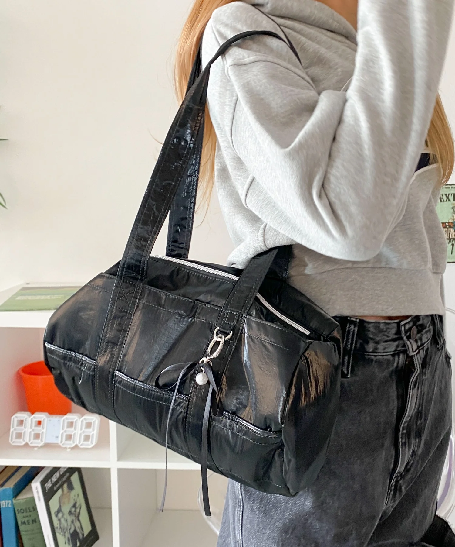 サテンリボンチャーム付きボストンバッグ - Image 3