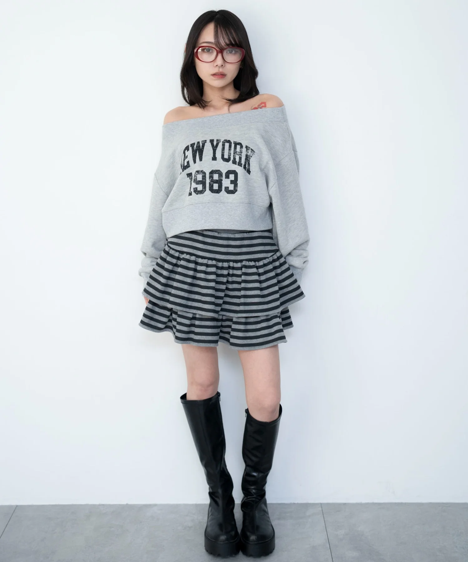 グラフィックオフショルショートスウェット - Image 11