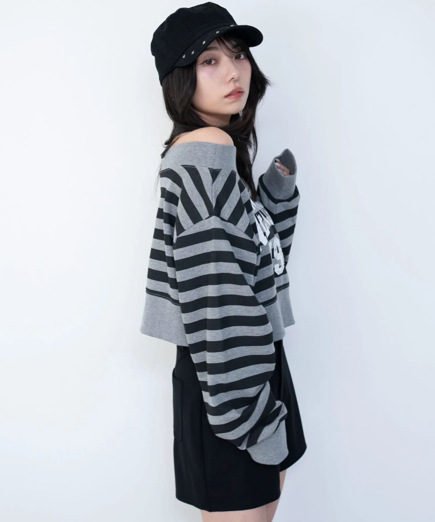 グラフィックオフショルショートスウェット - Image 14