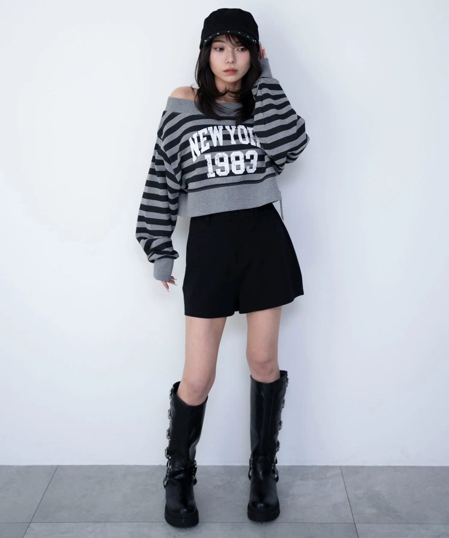 グラフィックオフショルショートスウェット - Image 16