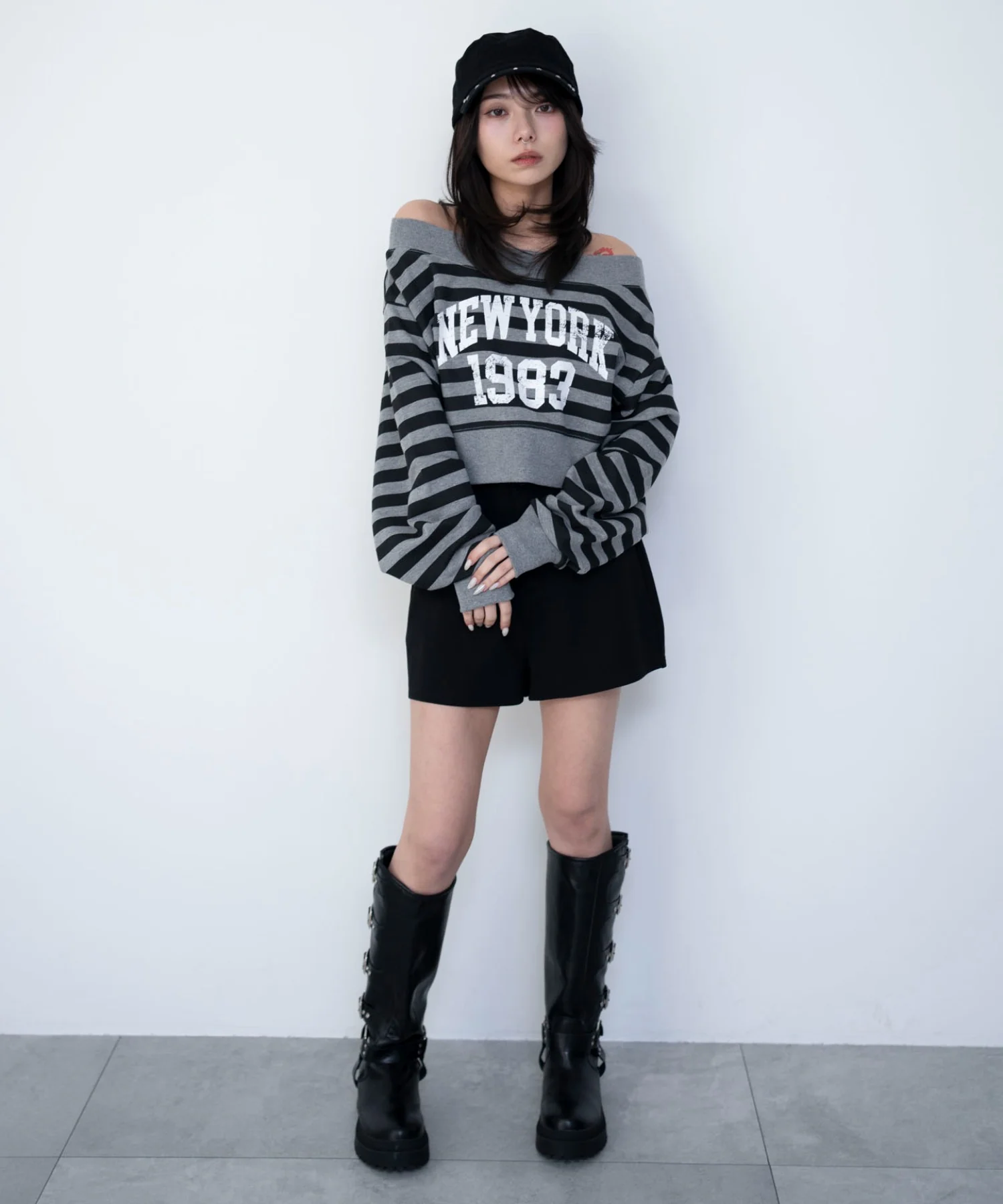 グラフィックオフショルショートスウェット - Image 17