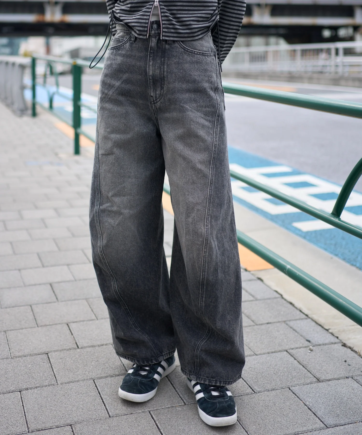 カバーフィットバルーンデニムパンツ - Image 36