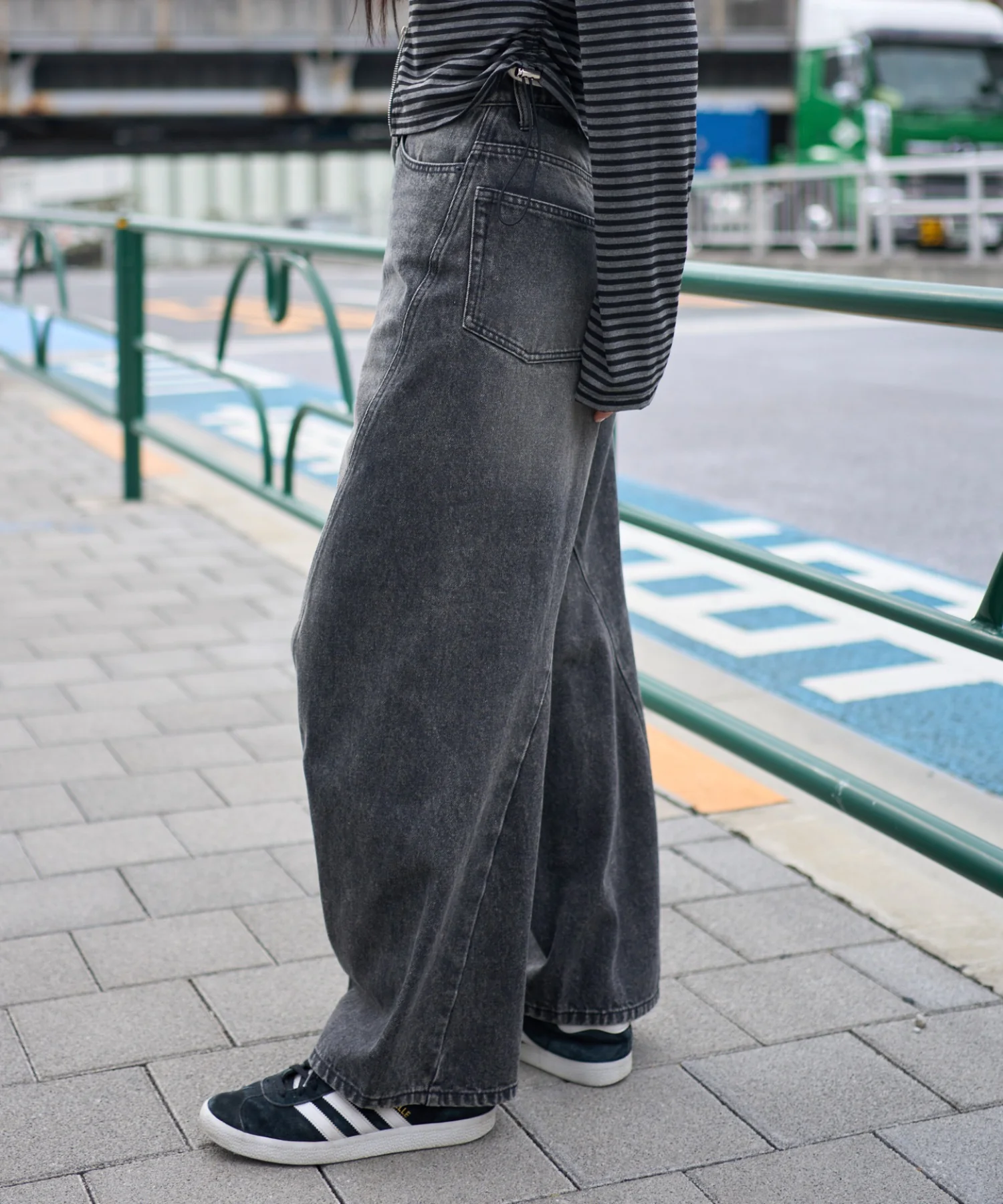 カバーフィットバルーンデニムパンツ - Image 38