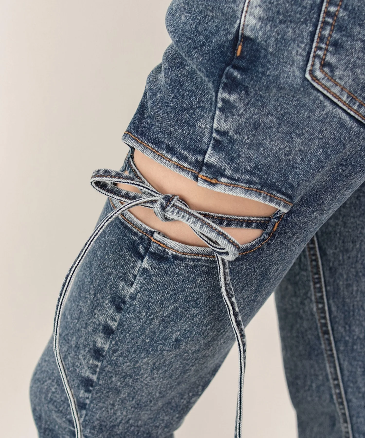 カットアウトリボンストレッチフレアデニムパンツ - Image 10