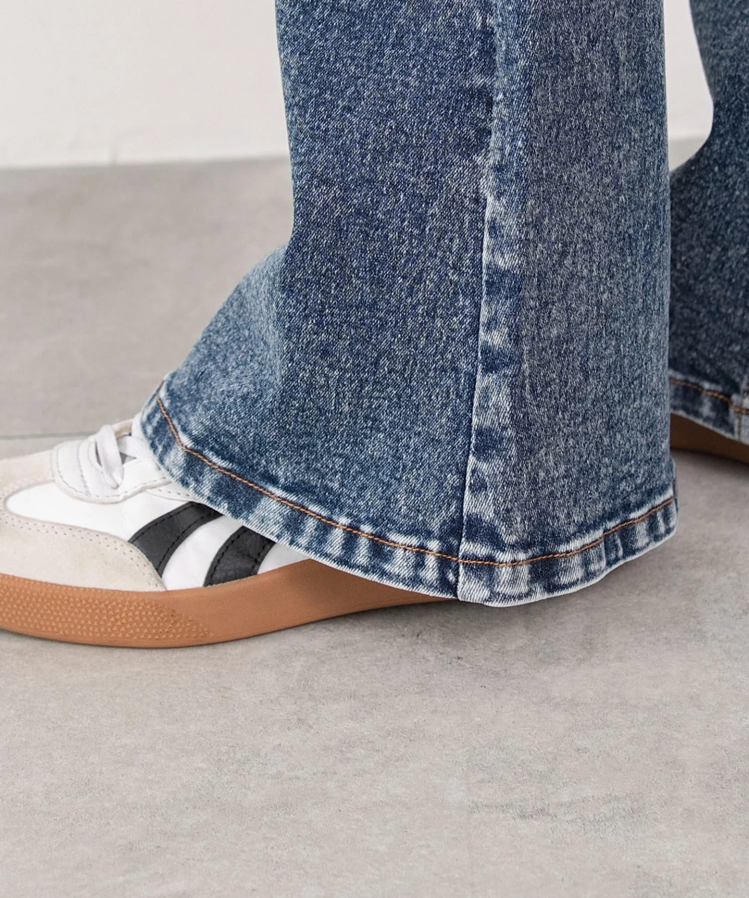 カットアウトリボンストレッチフレアデニムパンツ - Image 11