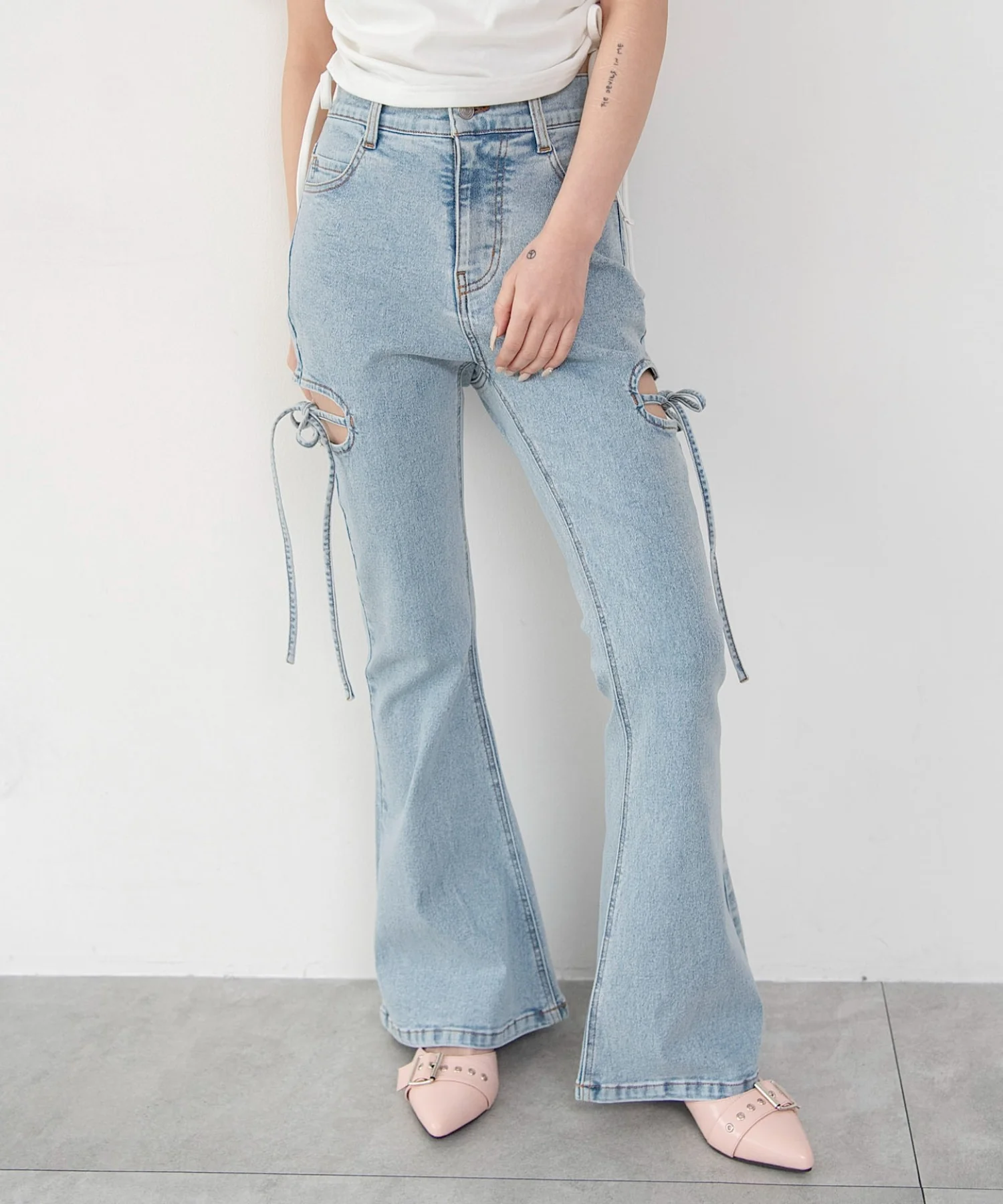 カットアウトリボンストレッチフレアデニムパンツ - Image 13
