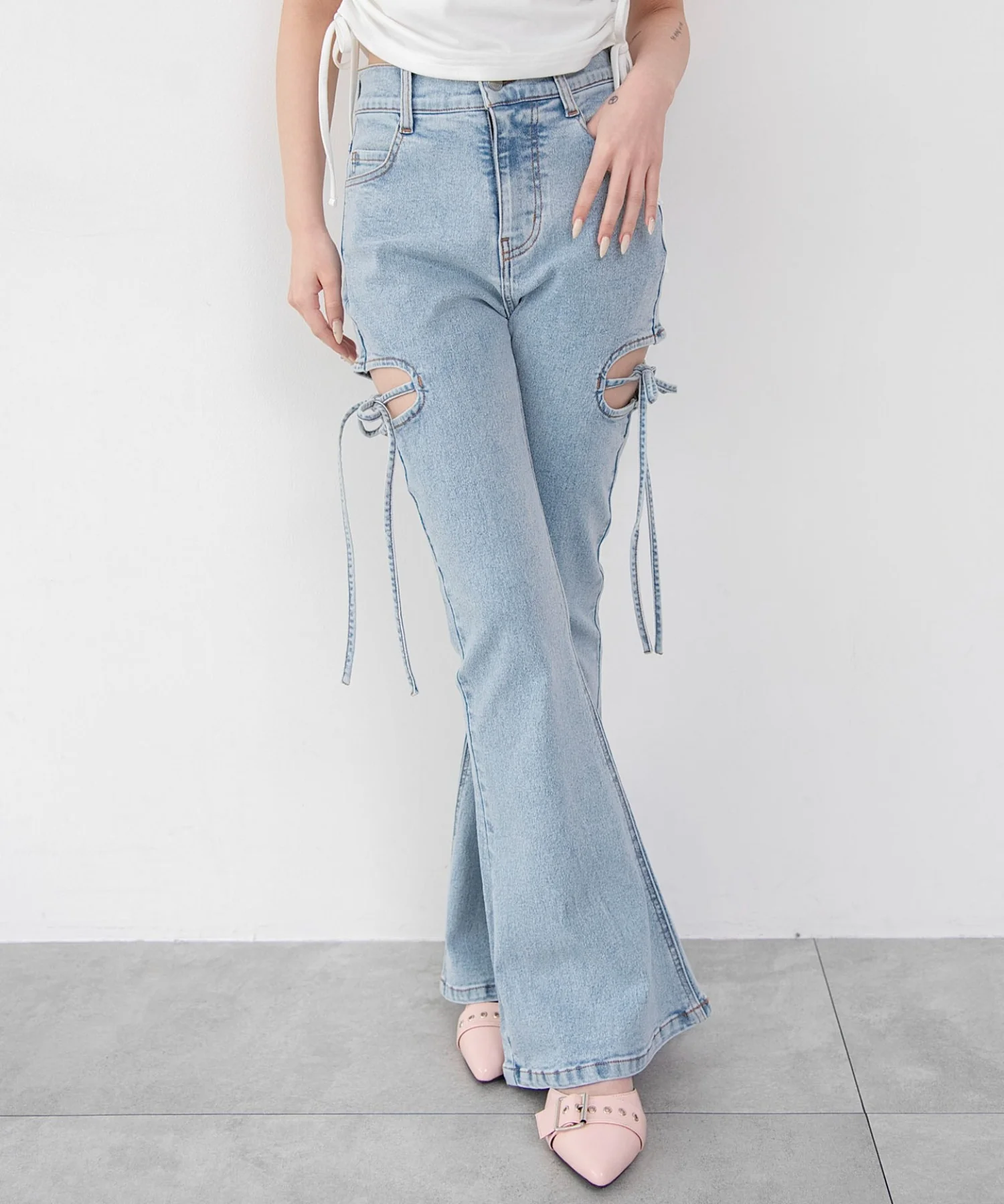 カットアウトリボンストレッチフレアデニムパンツ - Image 14