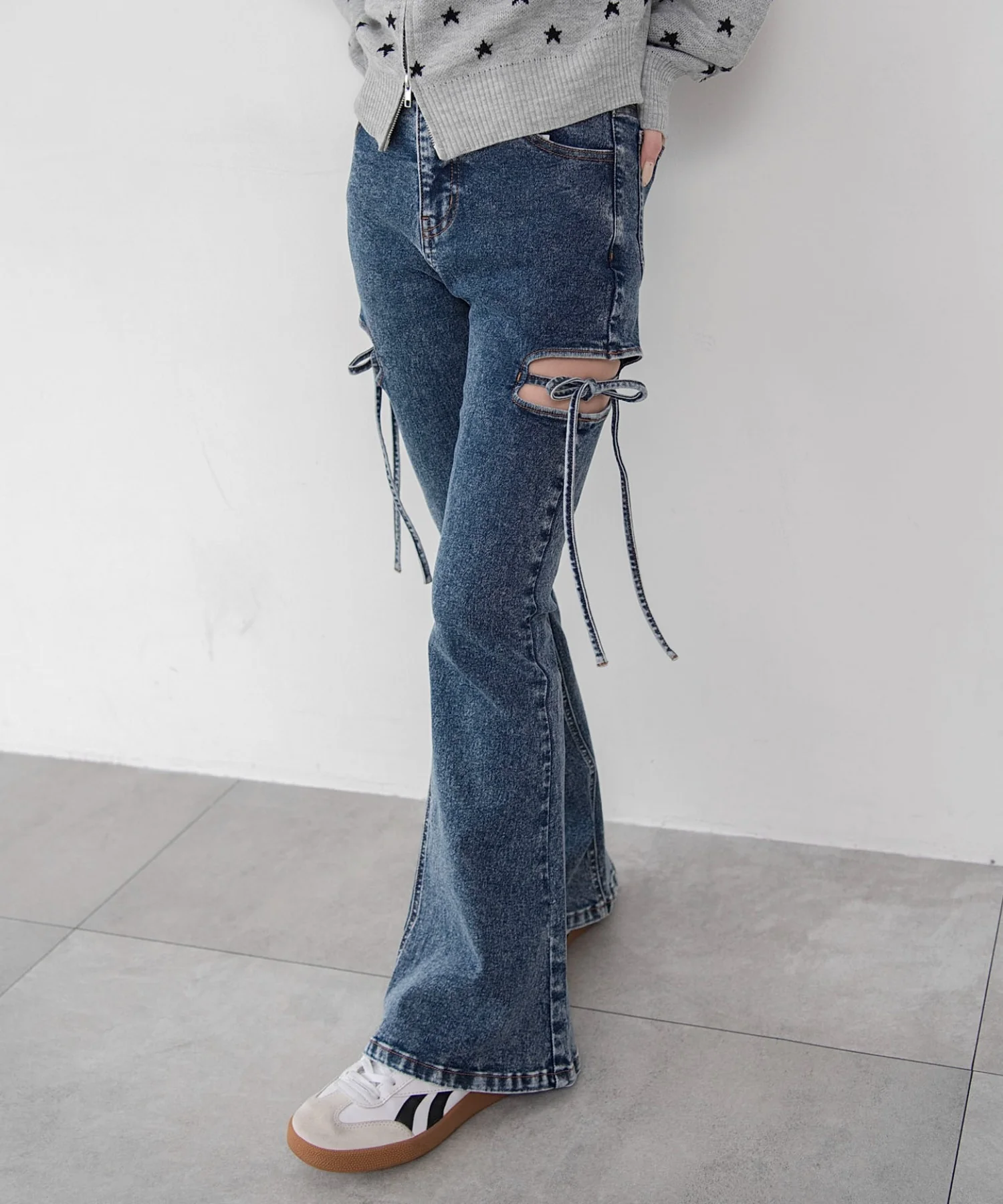 カットアウトリボンストレッチフレアデニムパンツ - Image 2