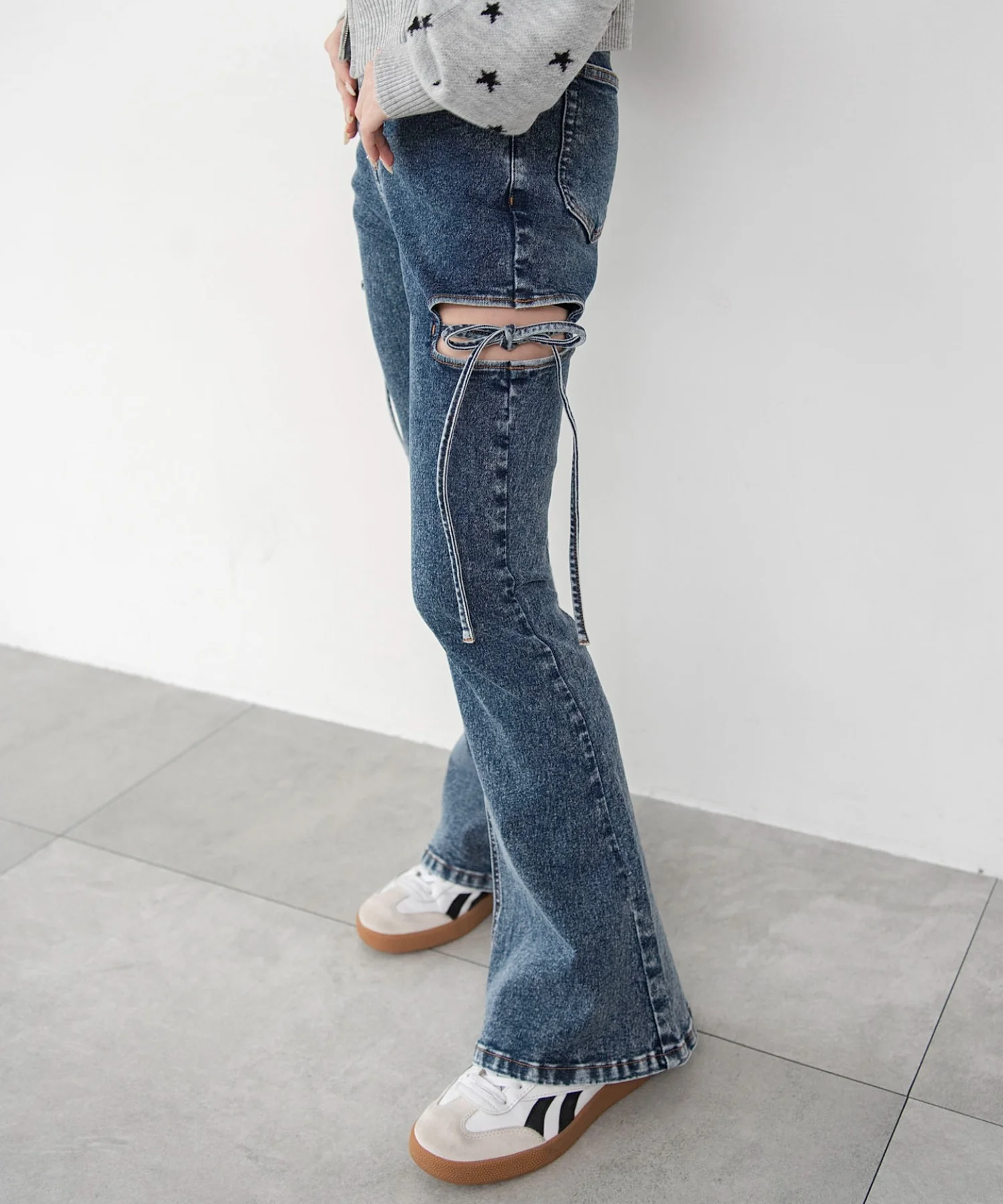 カットアウトリボンストレッチフレアデニムパンツ - Image 21