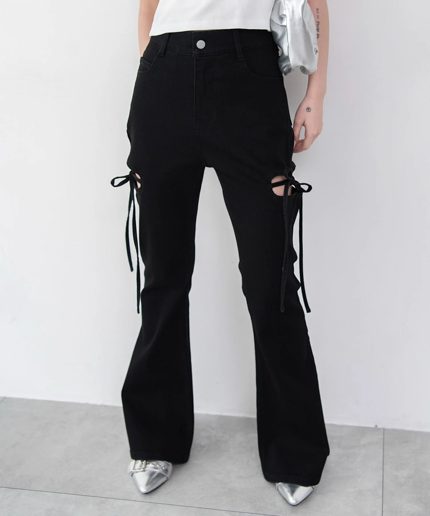 カットアウトリボンストレッチフレアデニムパンツ - Image 25
