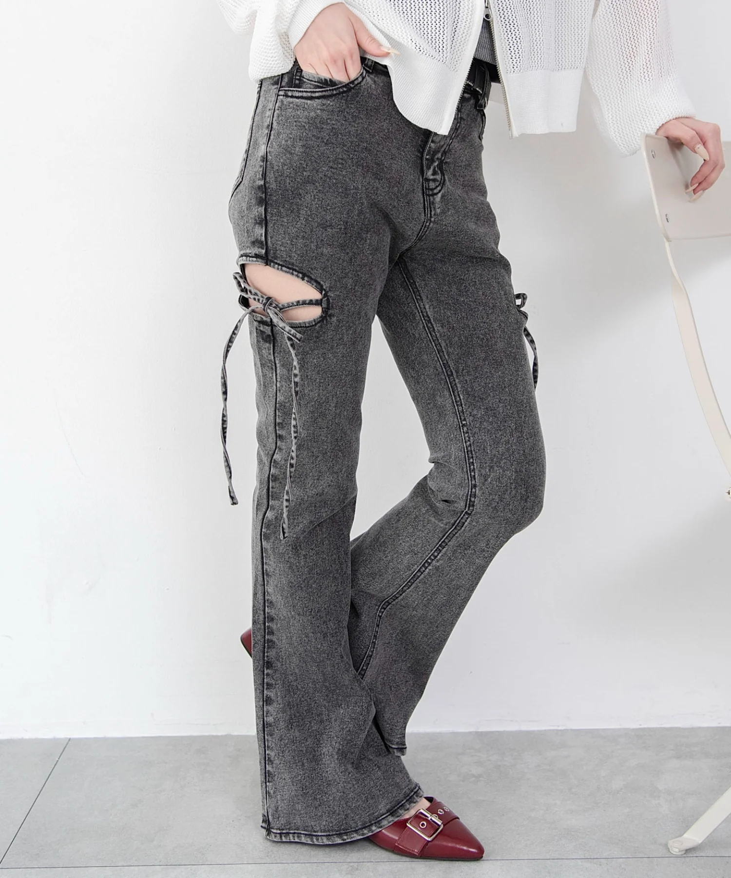 カットアウトリボンストレッチフレアデニムパンツ - Image 4