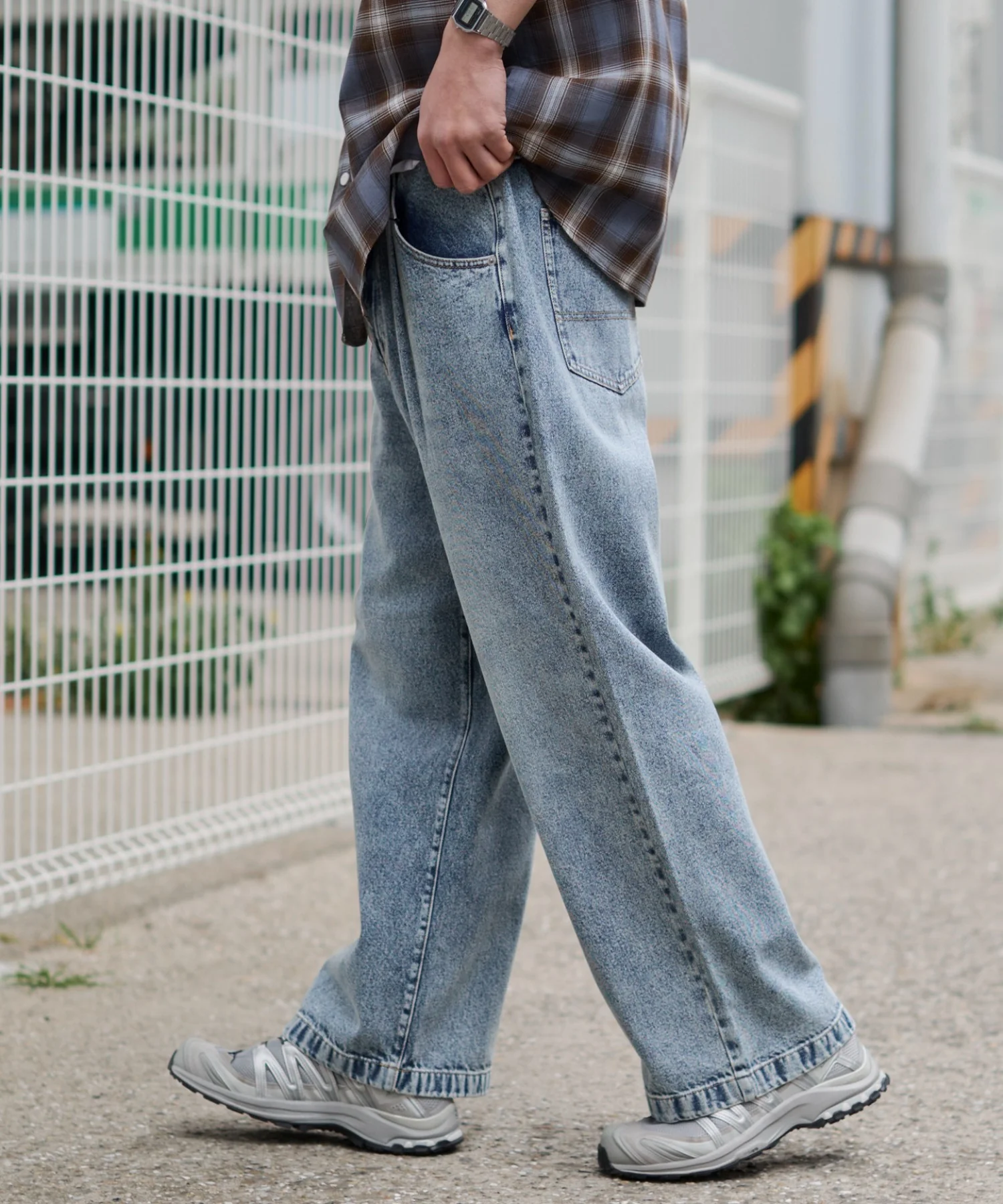 タックワイドストレートデニム - Image 11