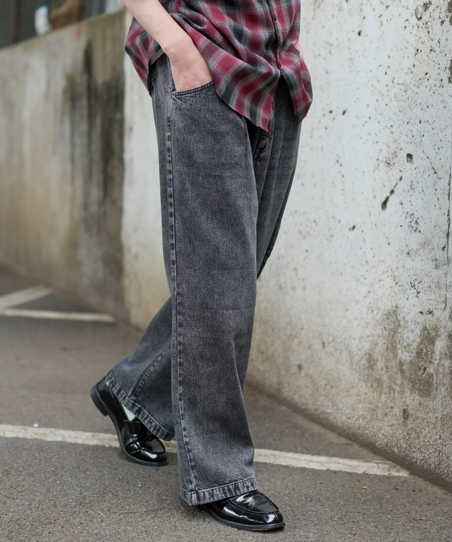 タックワイドストレートデニム - Image 18