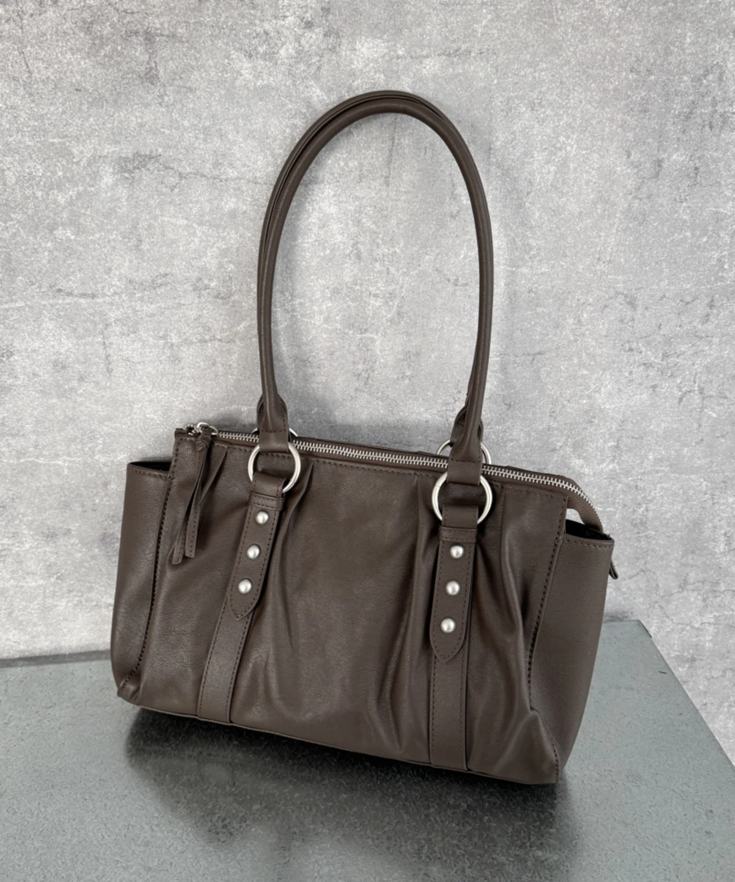 タックデザインボストンバッグ - Image 14