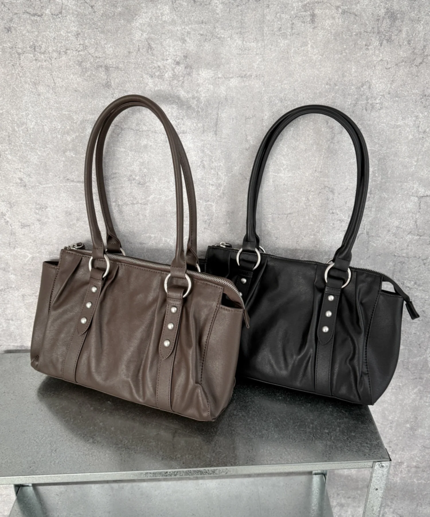 タックデザインボストンバッグ - Image 16