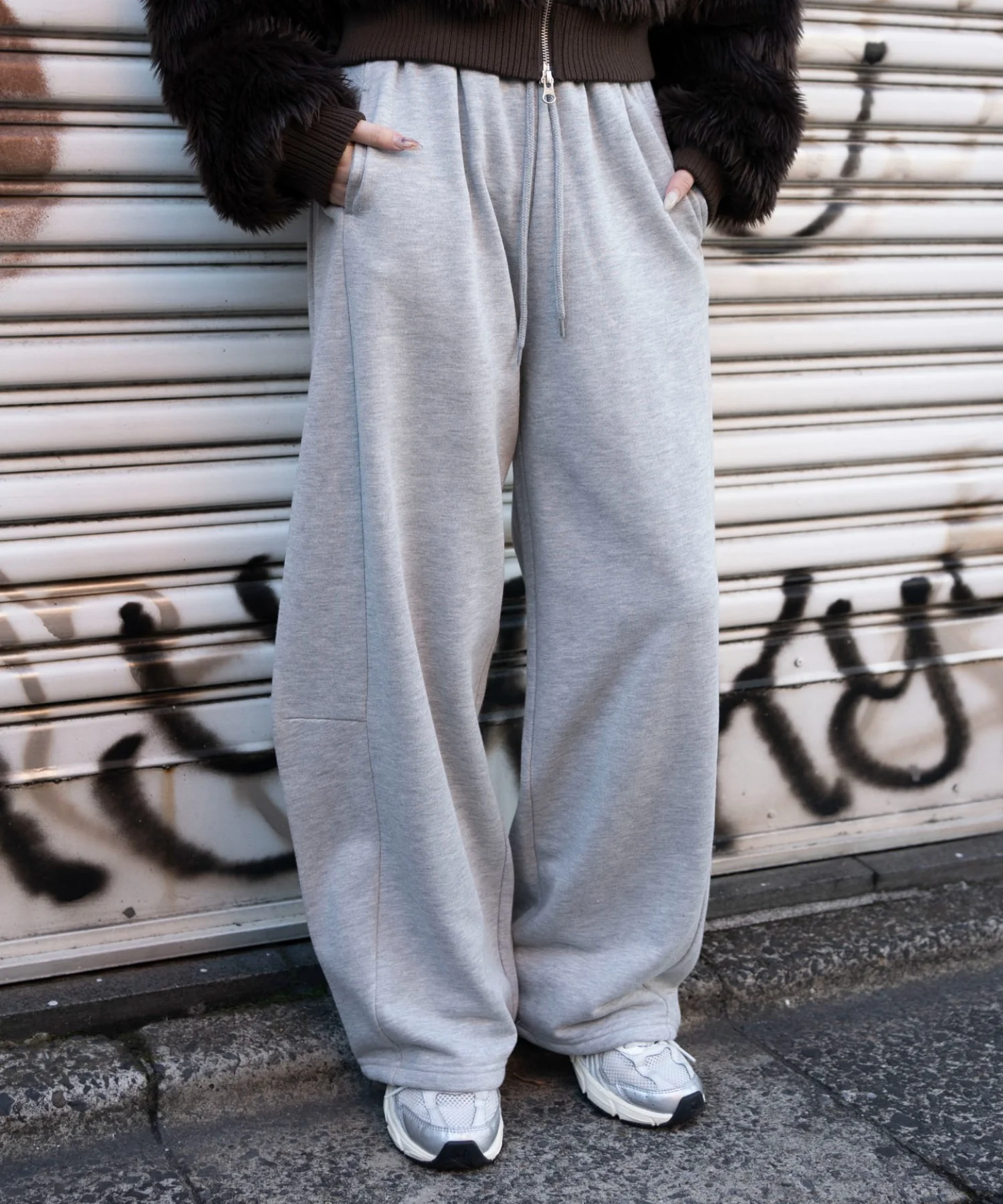 カーブデザインスウェットパンツ - Image 16