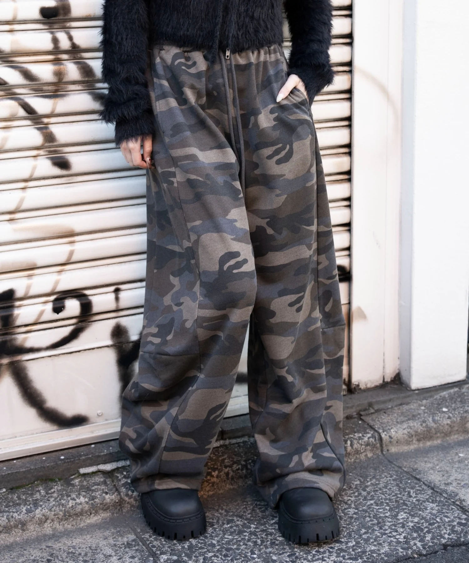 カーブデザインスウェットパンツ - Image 25