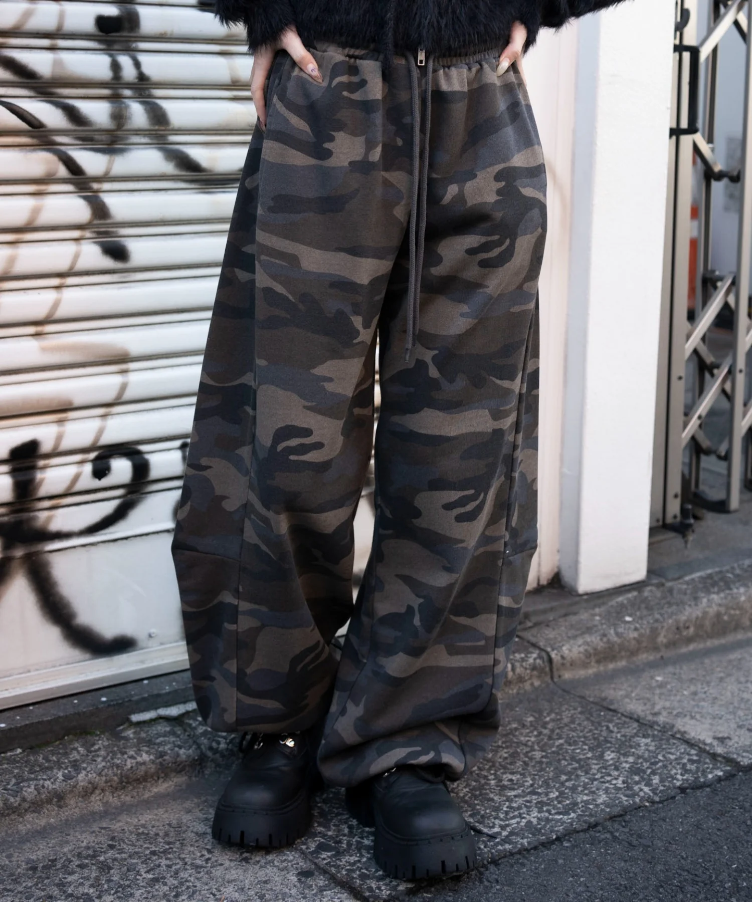 カーブデザインスウェットパンツ - Image 27