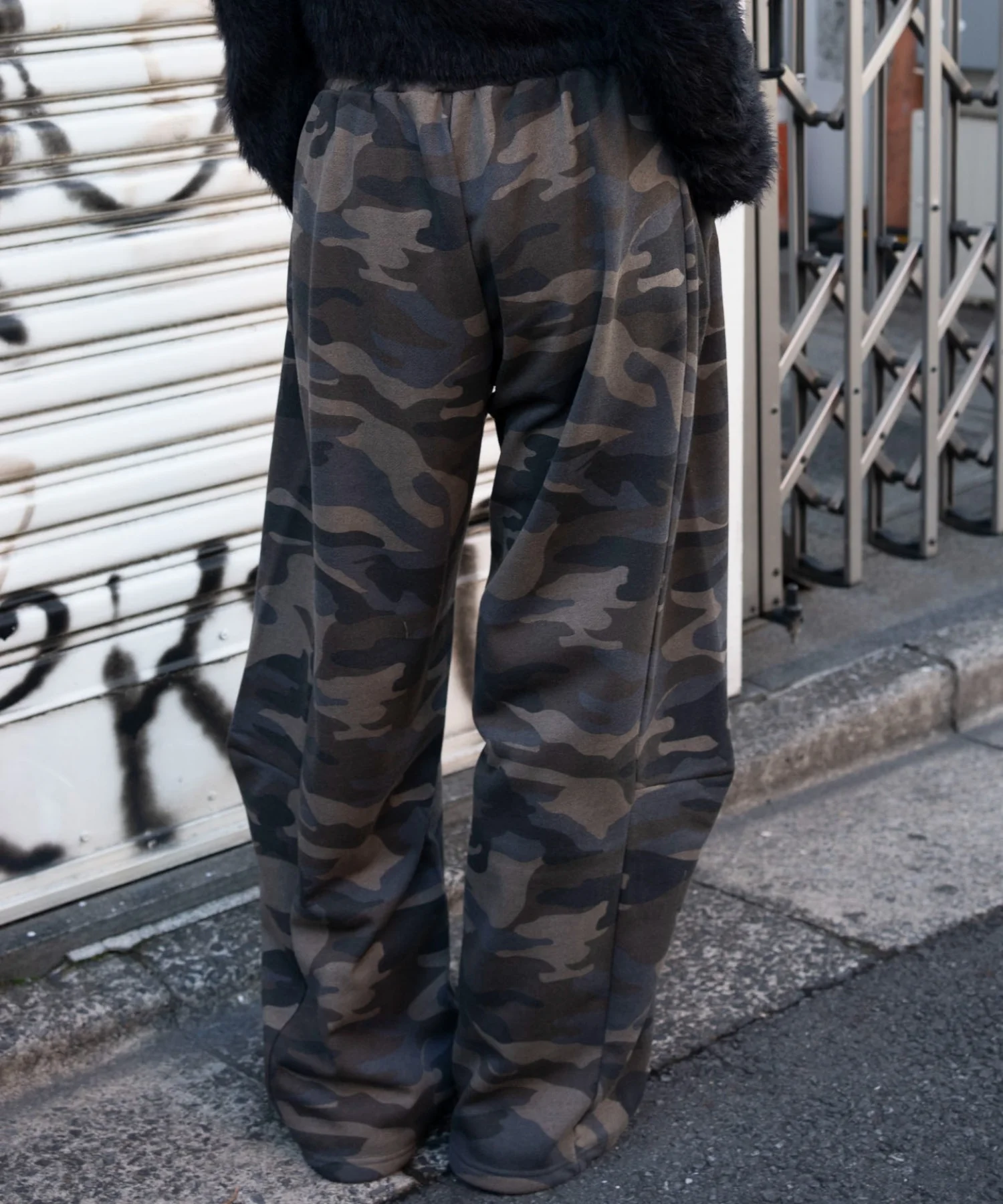 カーブデザインスウェットパンツ - Image 29