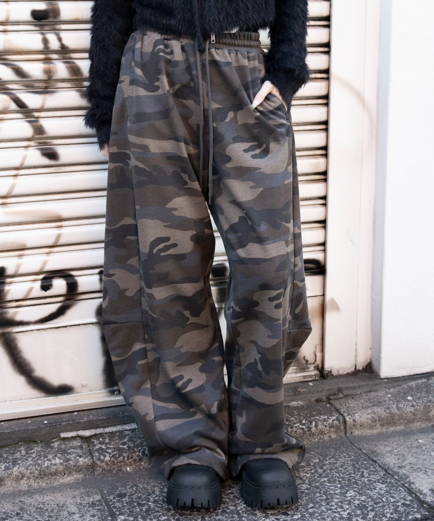 カーブデザインスウェットパンツ - Image 3