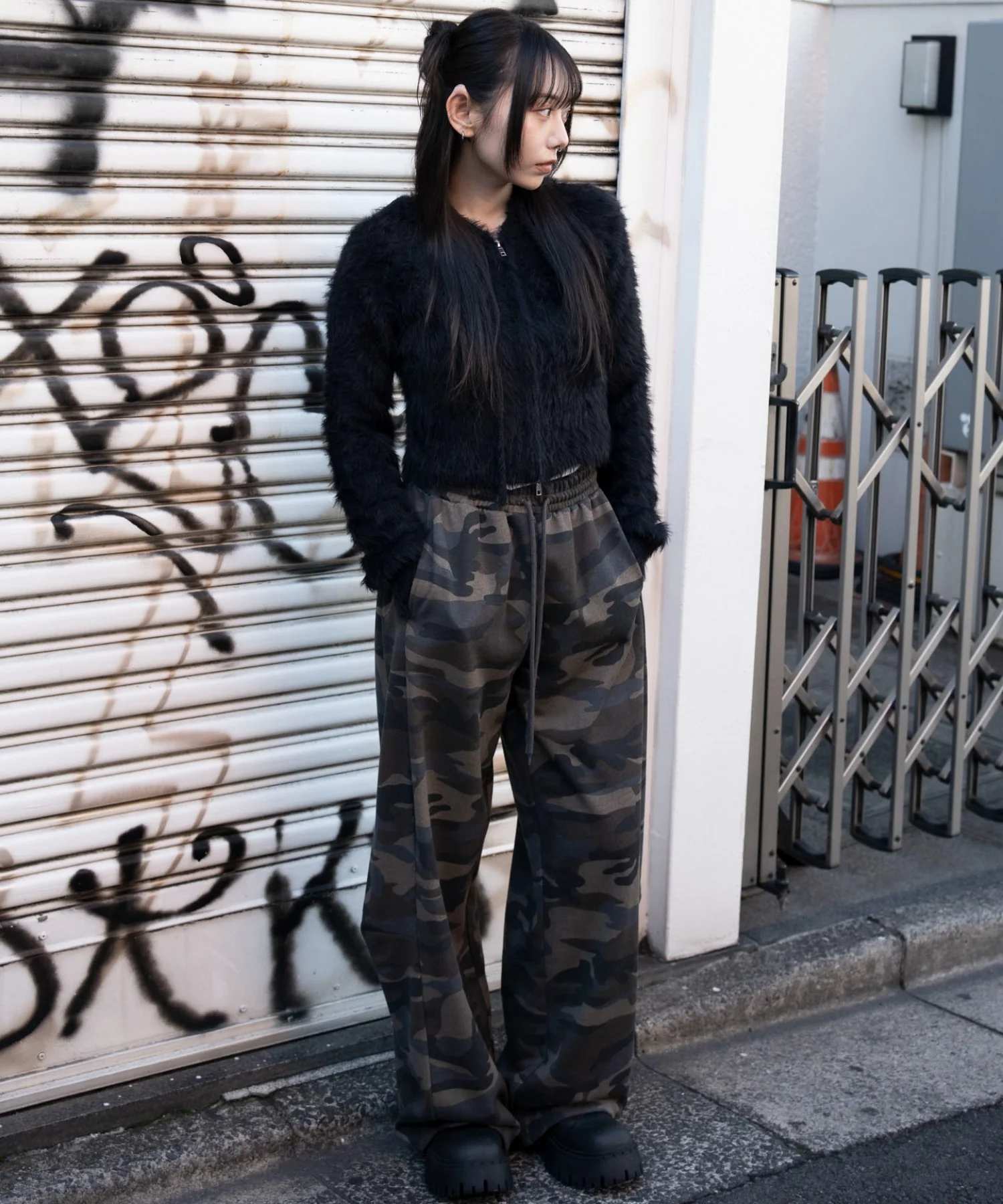 カーブデザインスウェットパンツ - Image 30