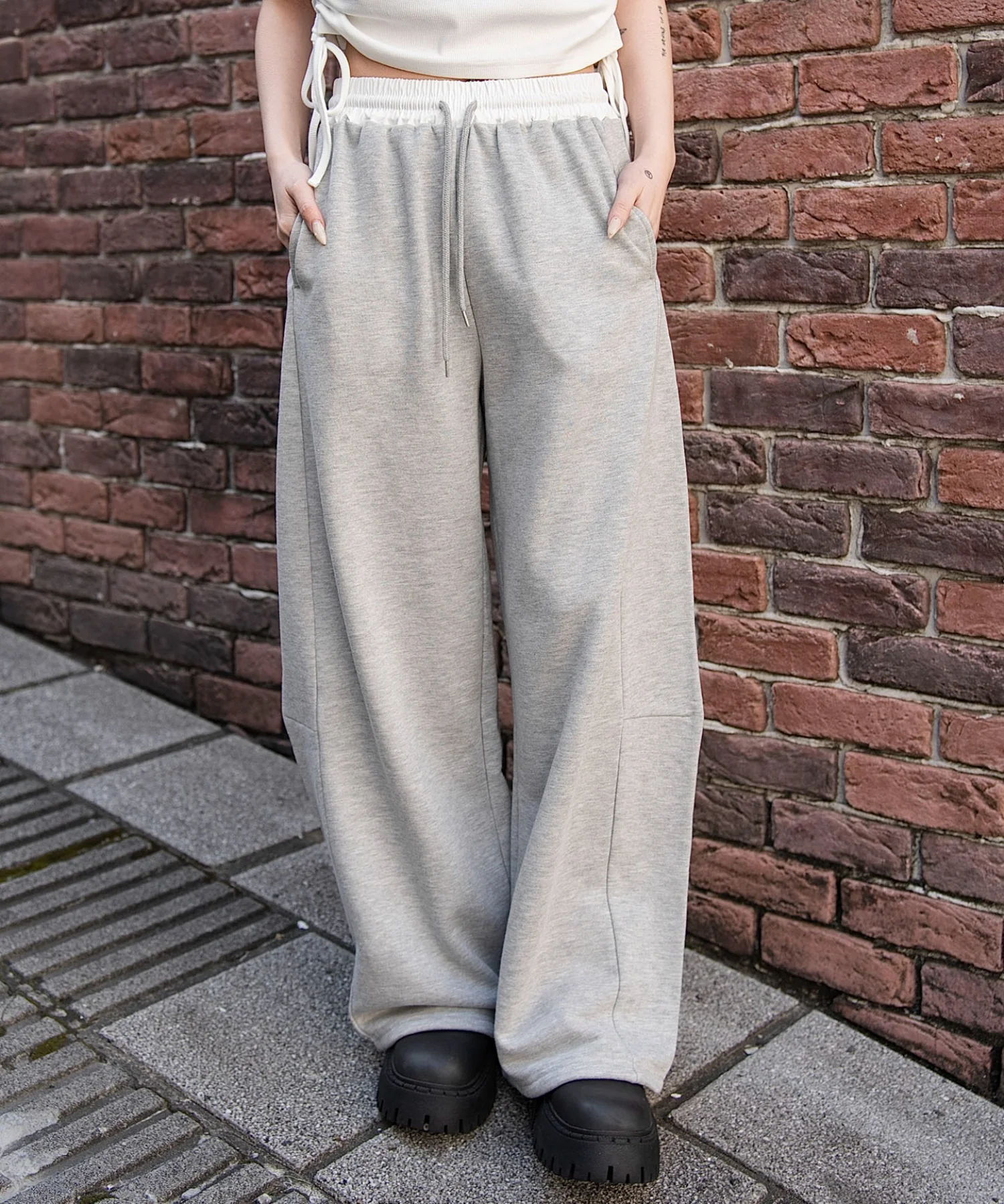 カーブデザインスウェットパンツ - Image 4