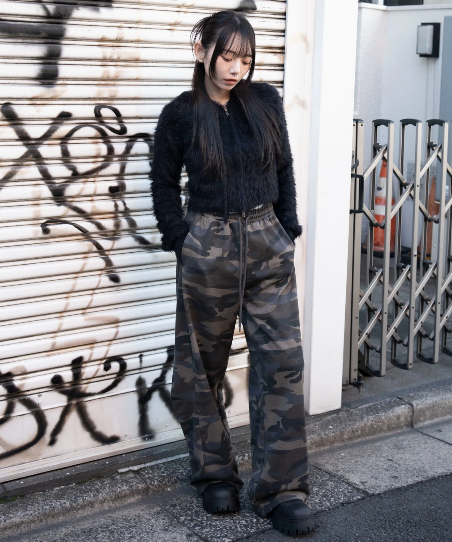 カーブデザインスウェットパンツ - Image 8