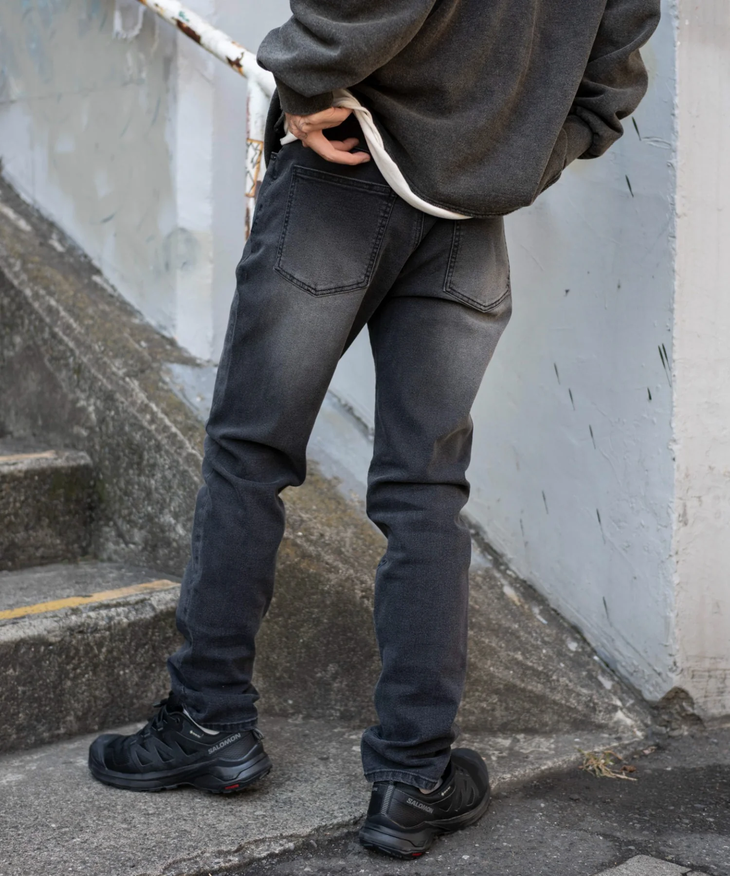 スリムフィットデニムパンツ - Image 13