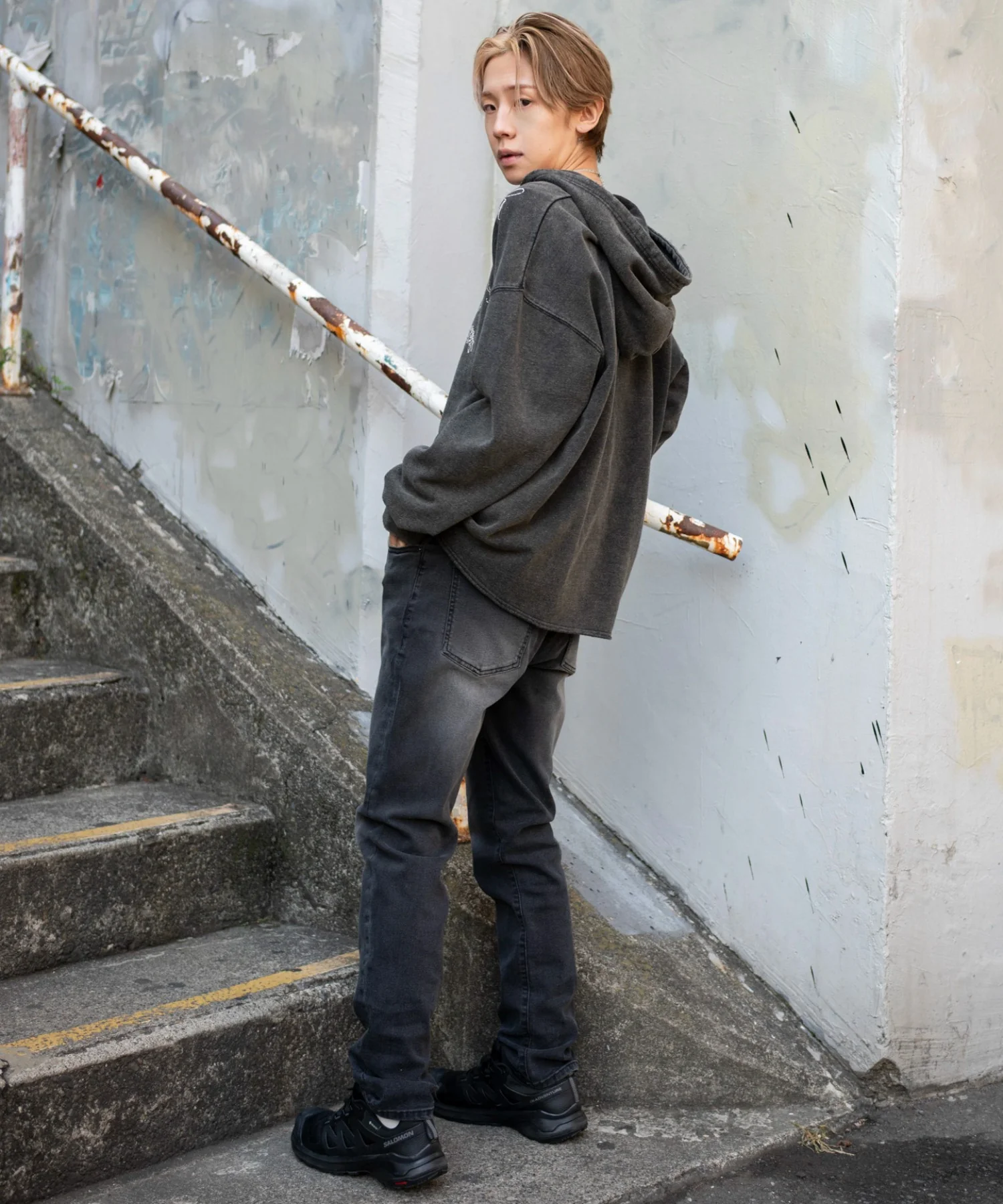 スリムフィットデニムパンツ - Image 17