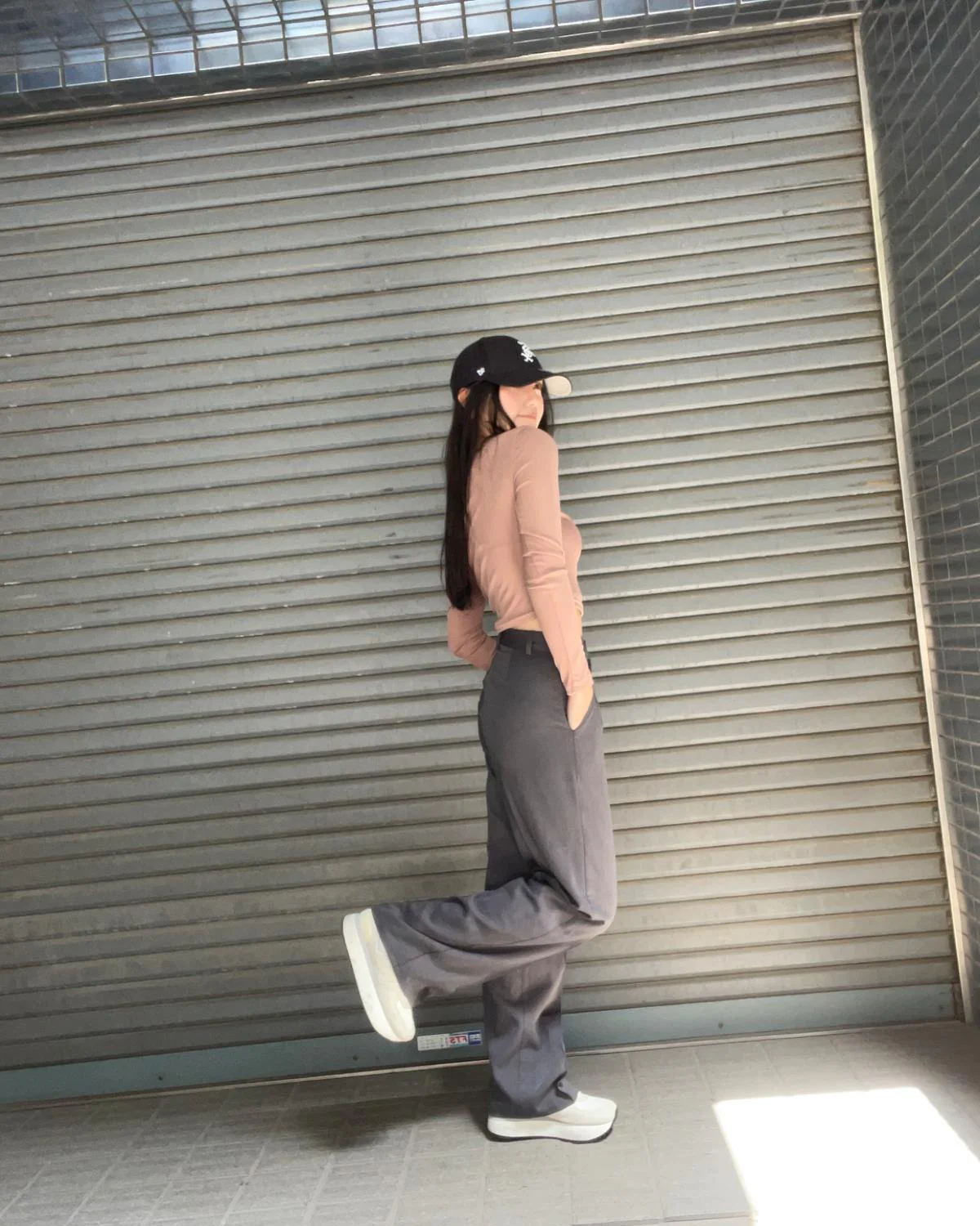 Vネックショートトップス - Image 3