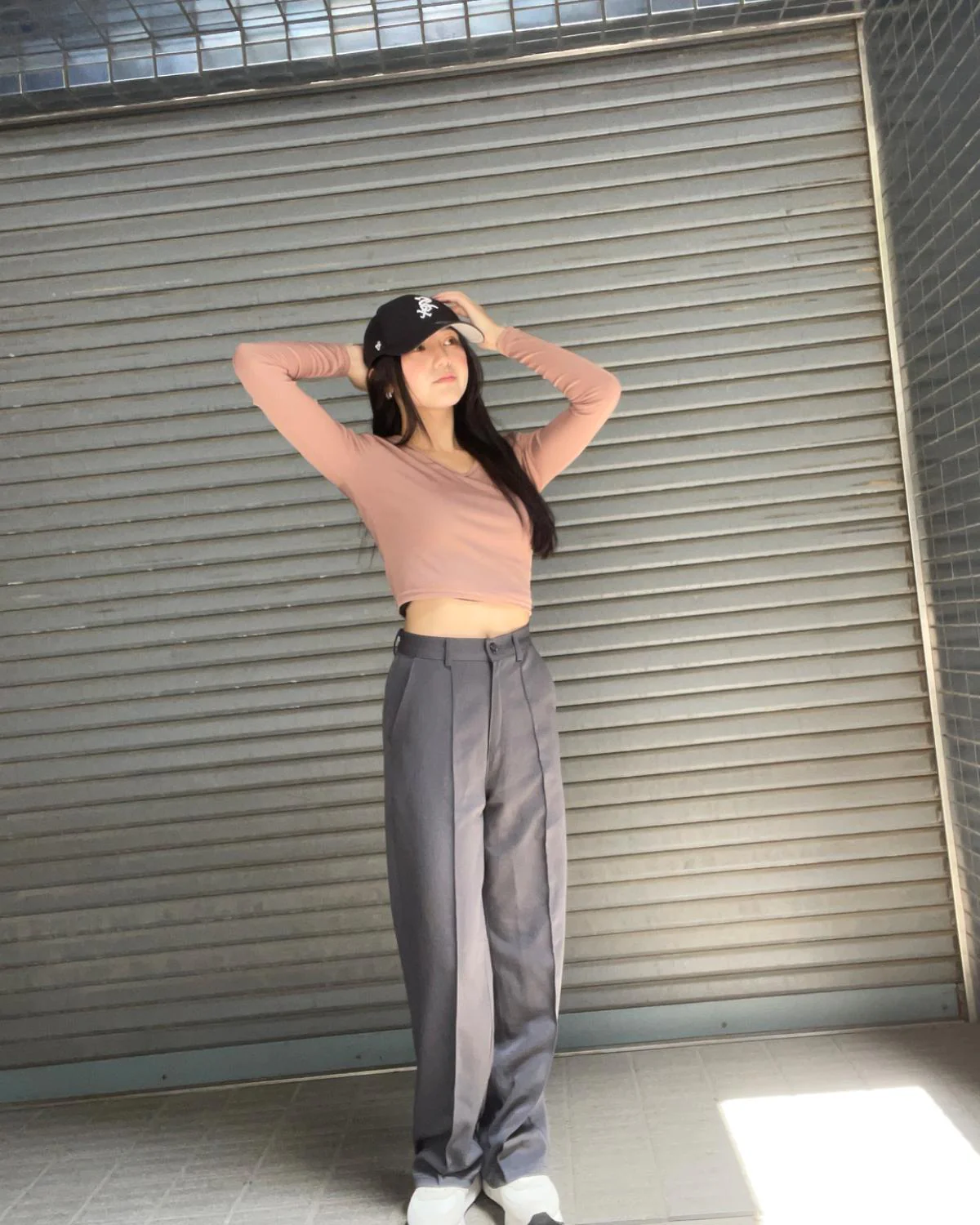 Vネックショートトップス - Image 4
