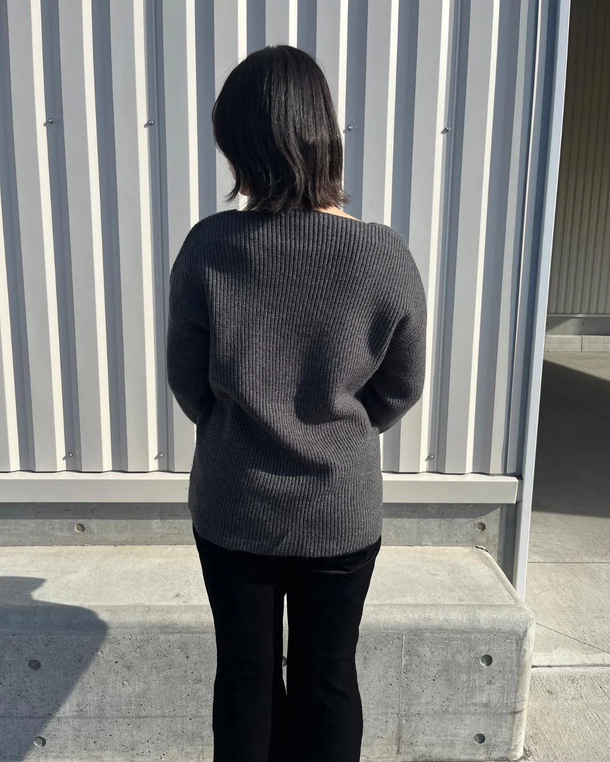 Vネックニットプルオーバー - Image 2