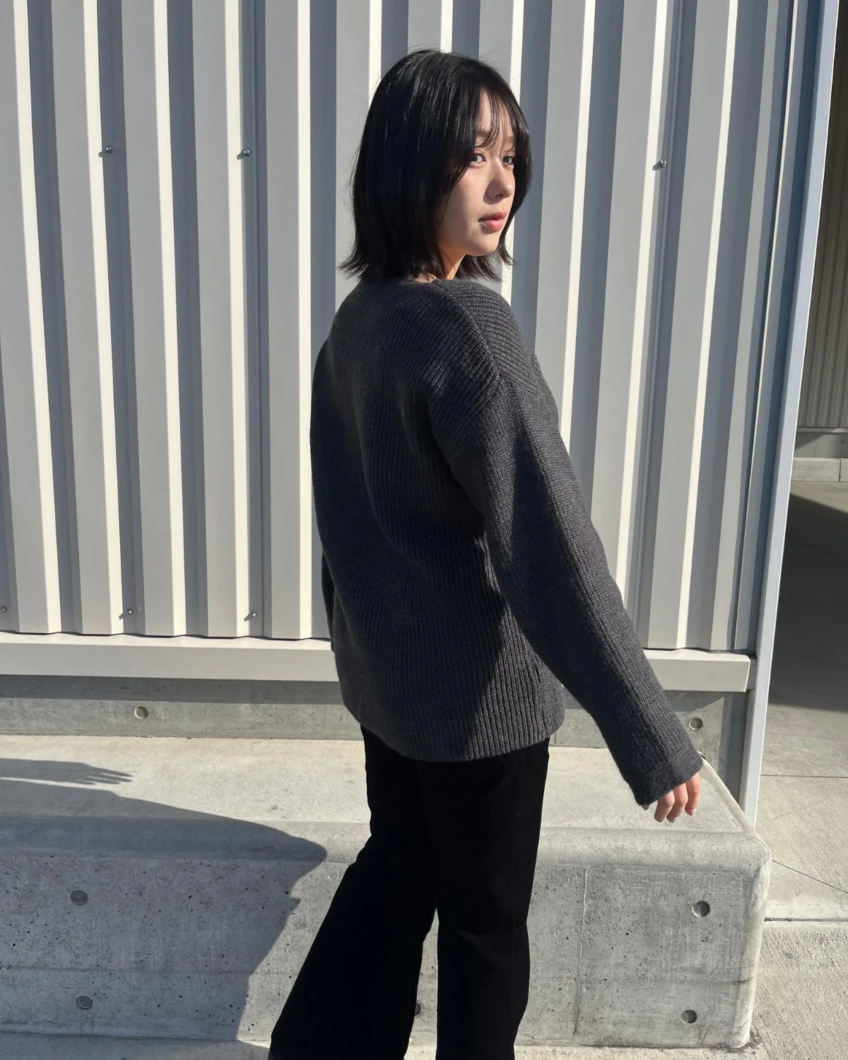 Vネックニットプルオーバー - Image 5