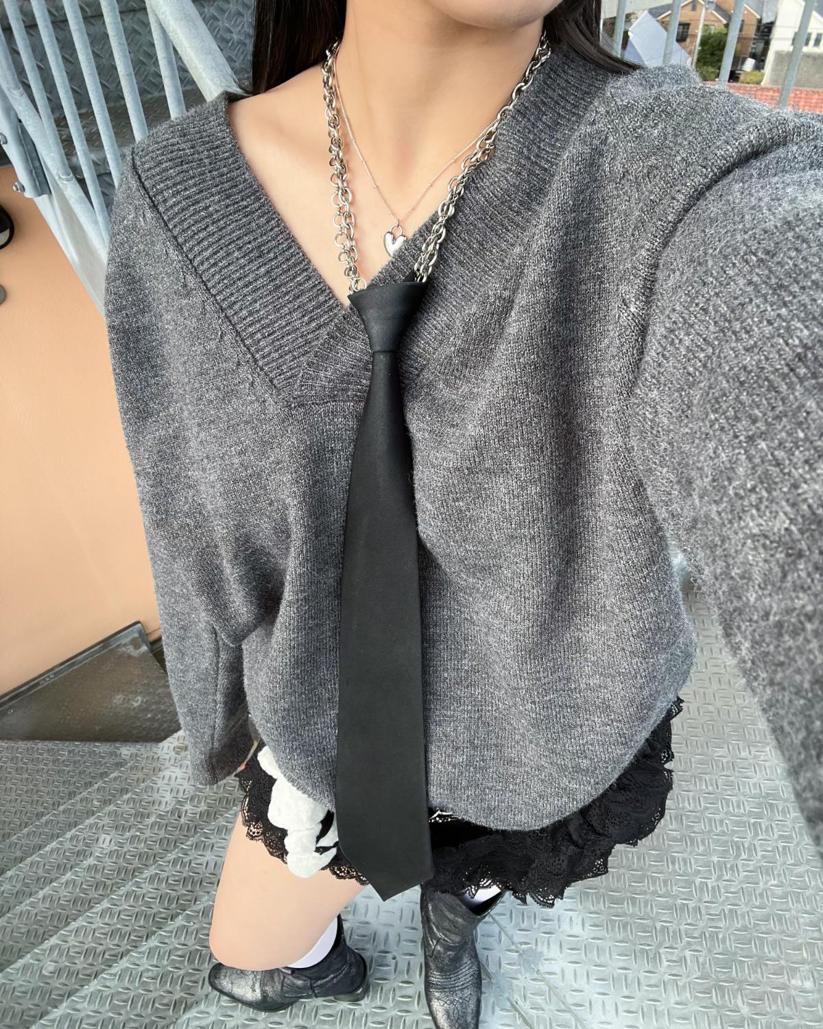 Vネックニットプルオーバー - Image 3
