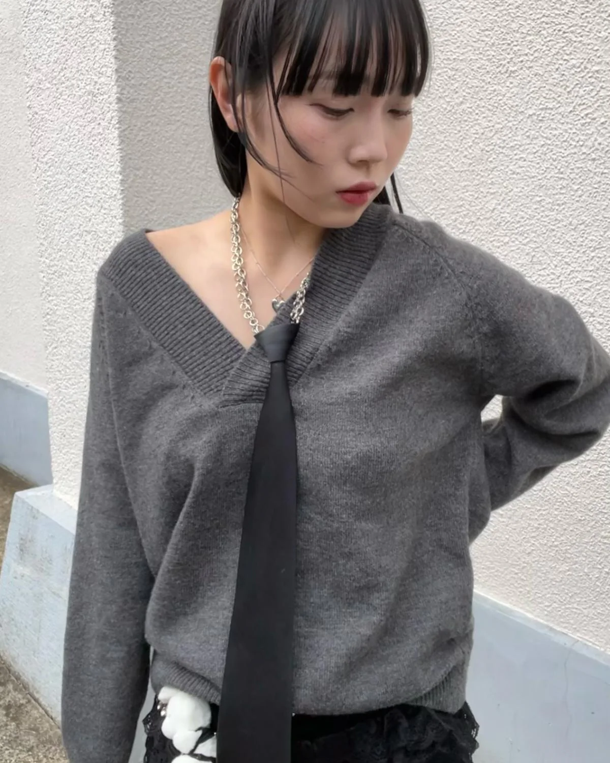 Vネックニットプルオーバー - Image 5