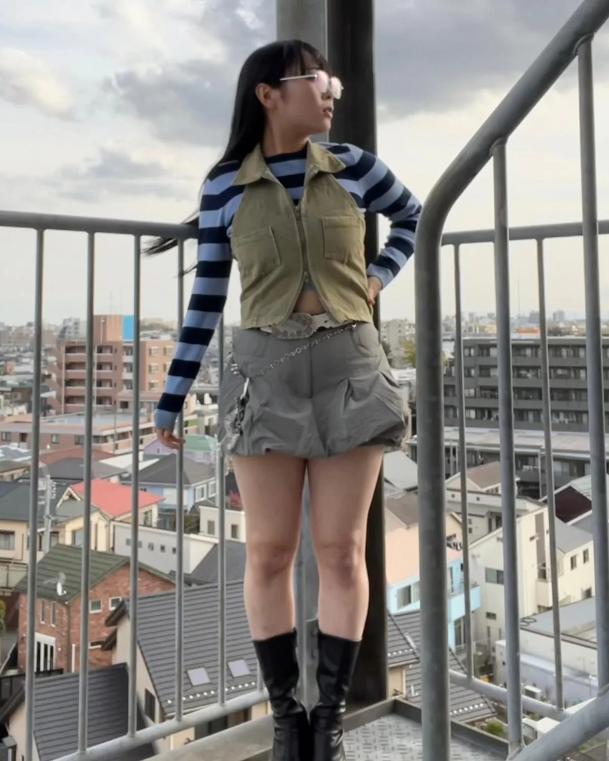 Vネックデニムベスト - Image 3
