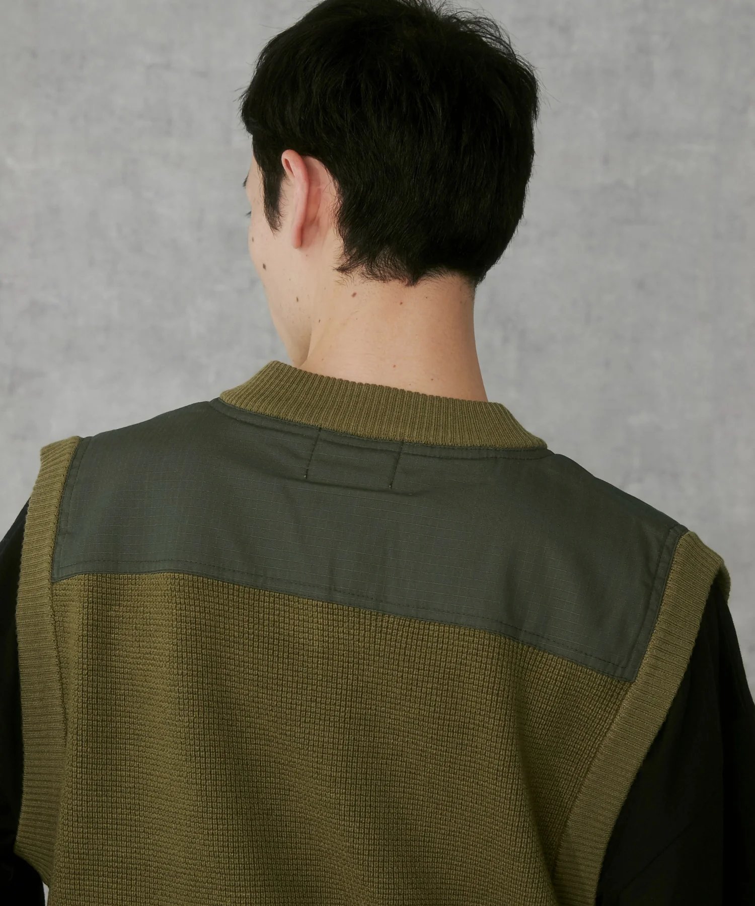 Vネックニットベスト - Image 11