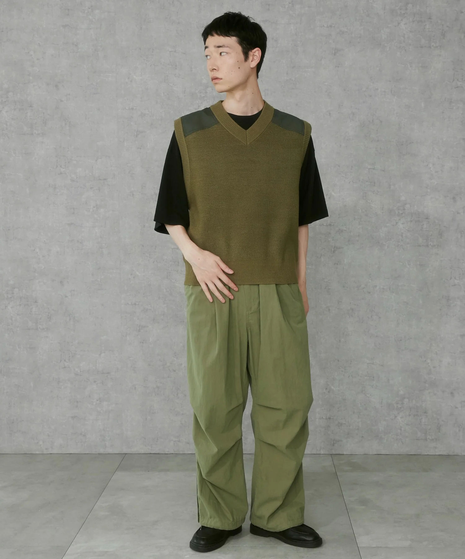 Vネックニットベスト - Image 12