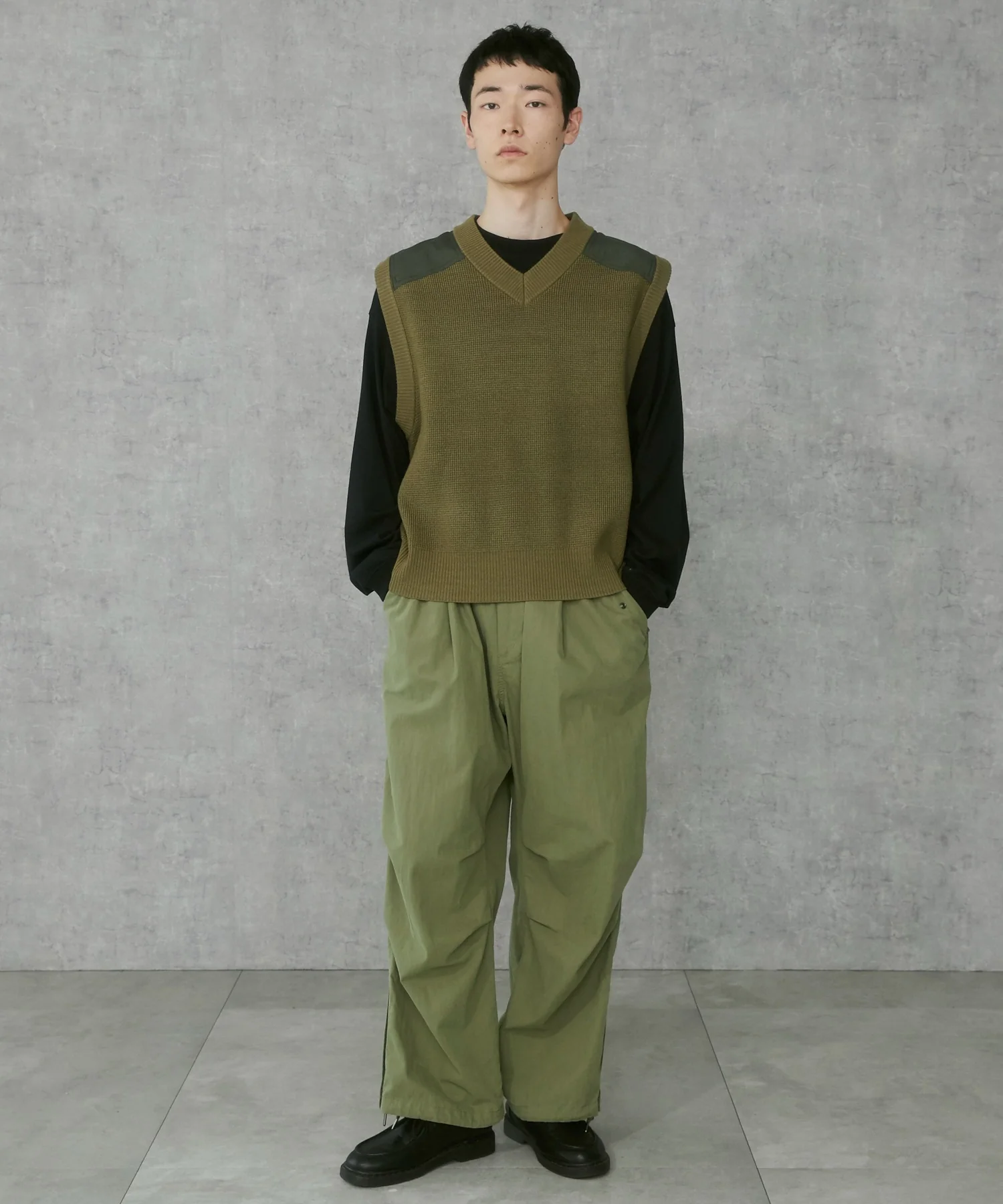 Vネックニットベスト - Image 16