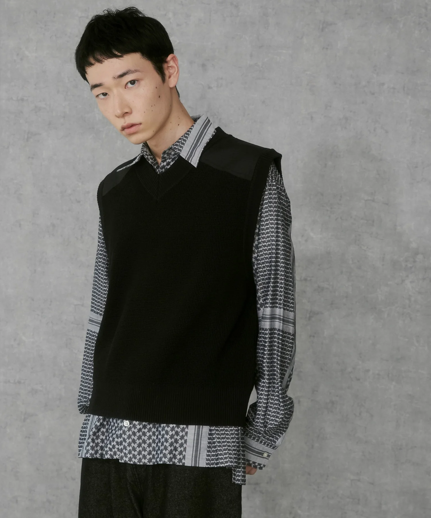 Vネックニットベスト - Image 17